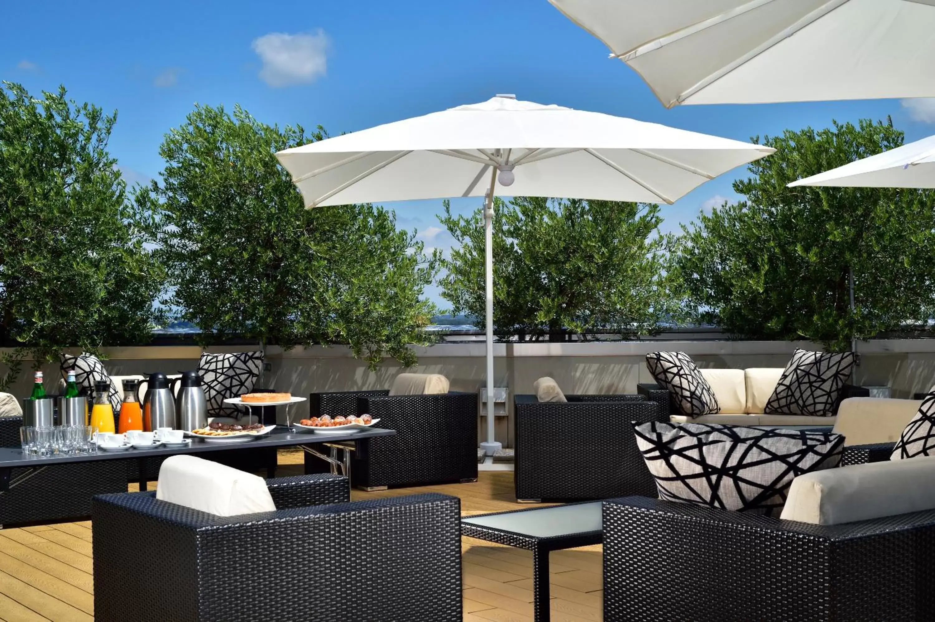 Balcony/Terrace, Restaurant/Places to Eat in UNAHOTELS The ONE Milano Hotel & Residence