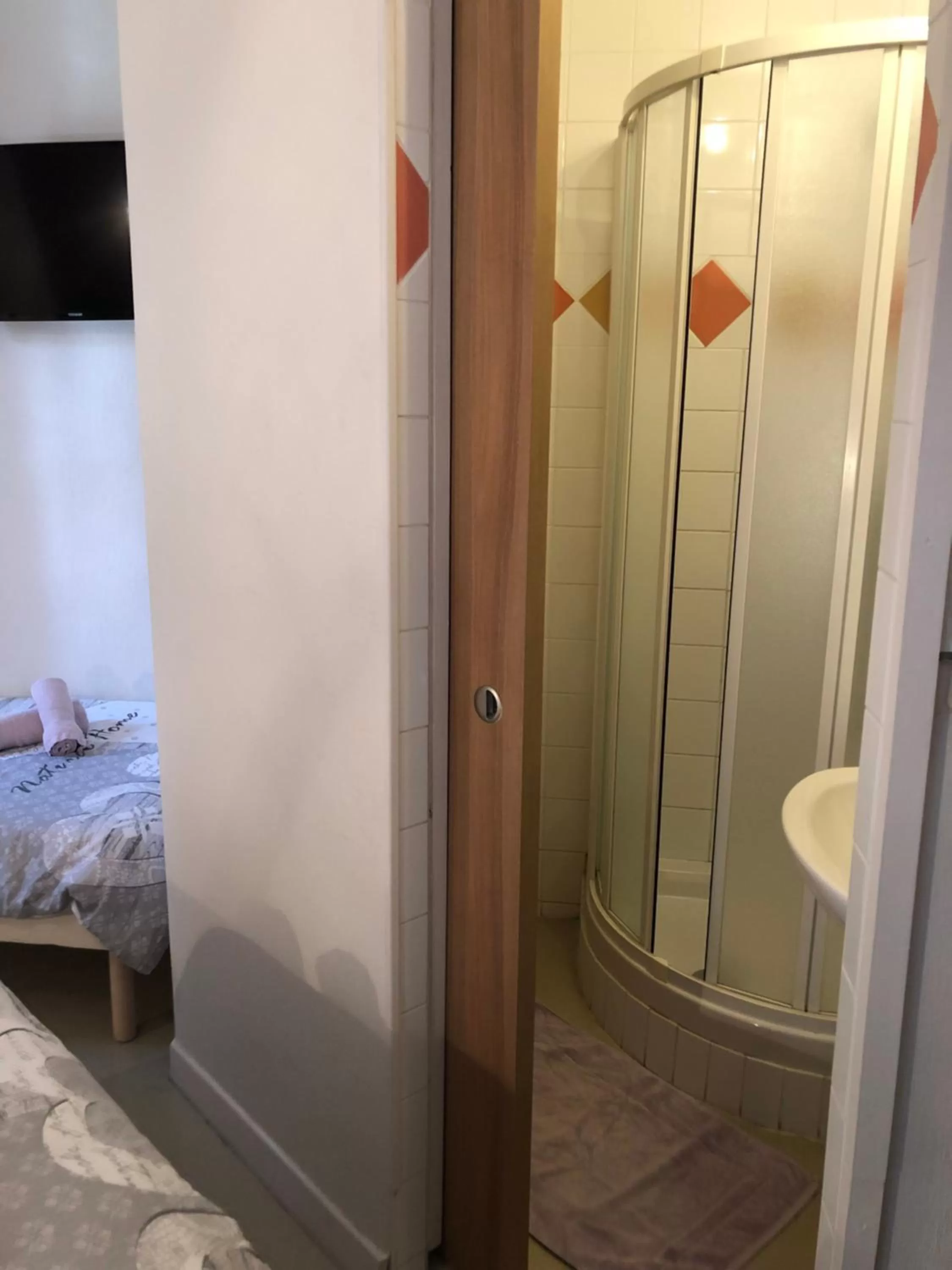 Shower, Bed in Hotel des Remparts