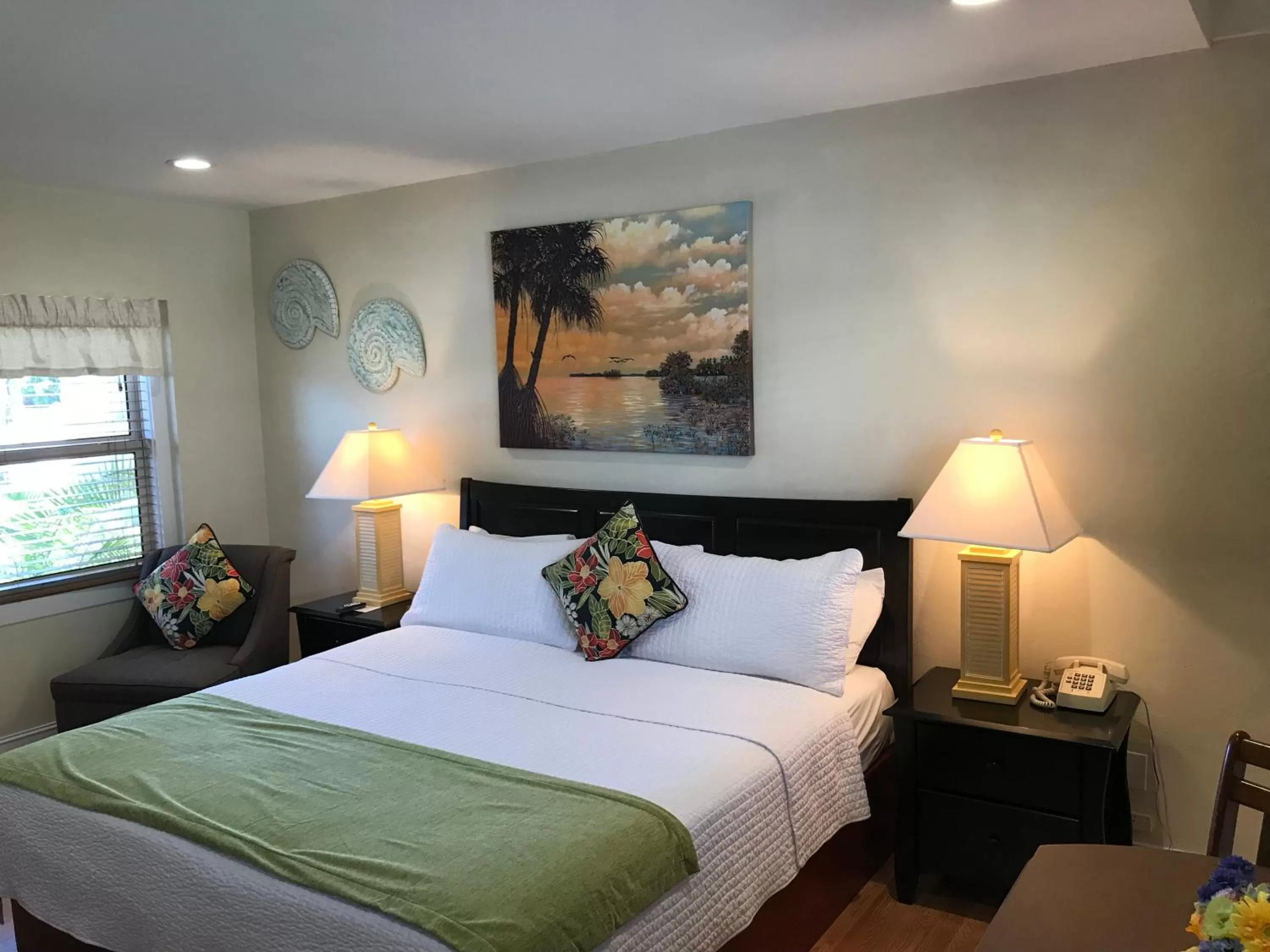 Bed in Harborside Motel & Marina