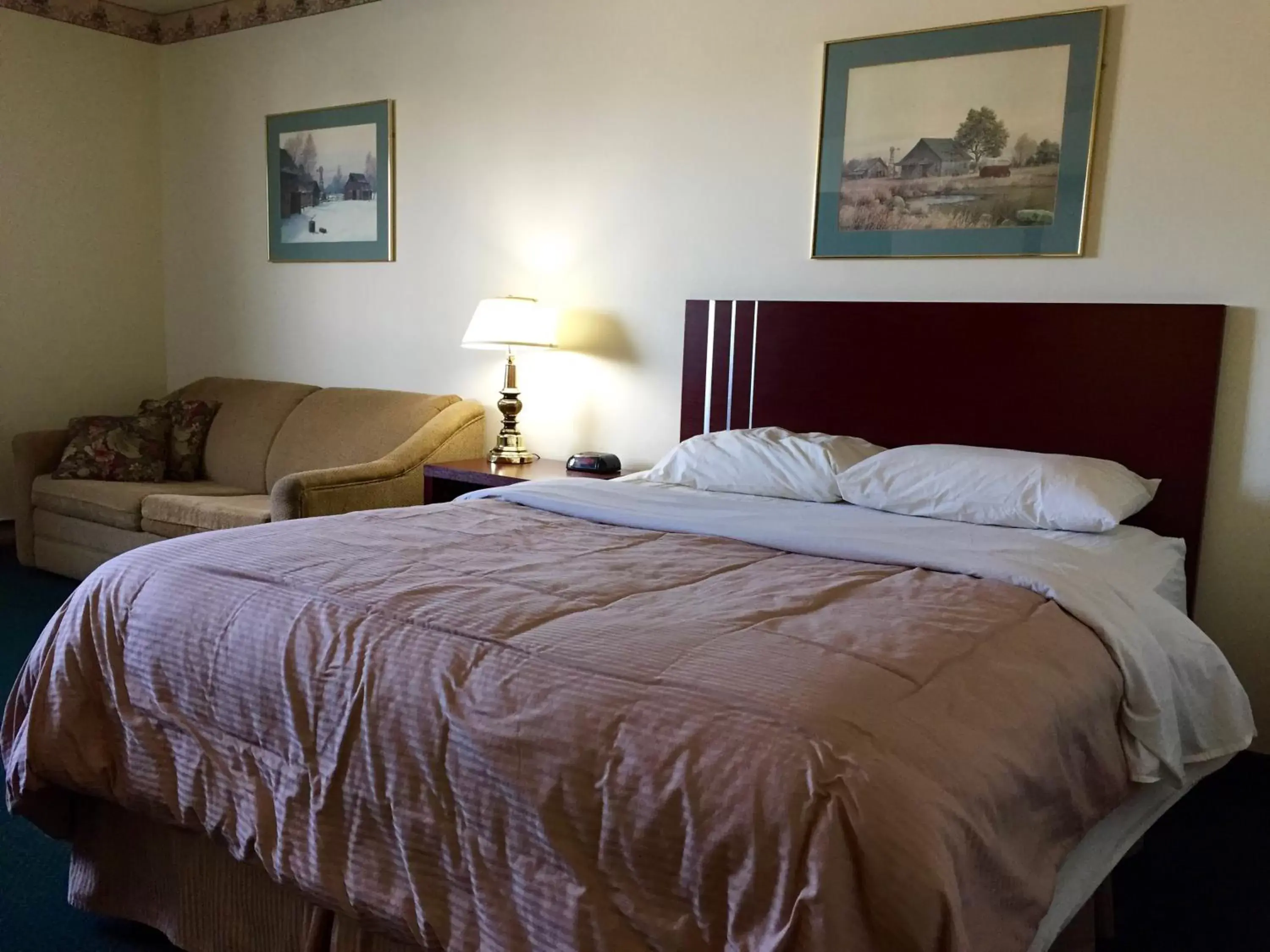 Photo of the whole room, Bed in Colonial Inn