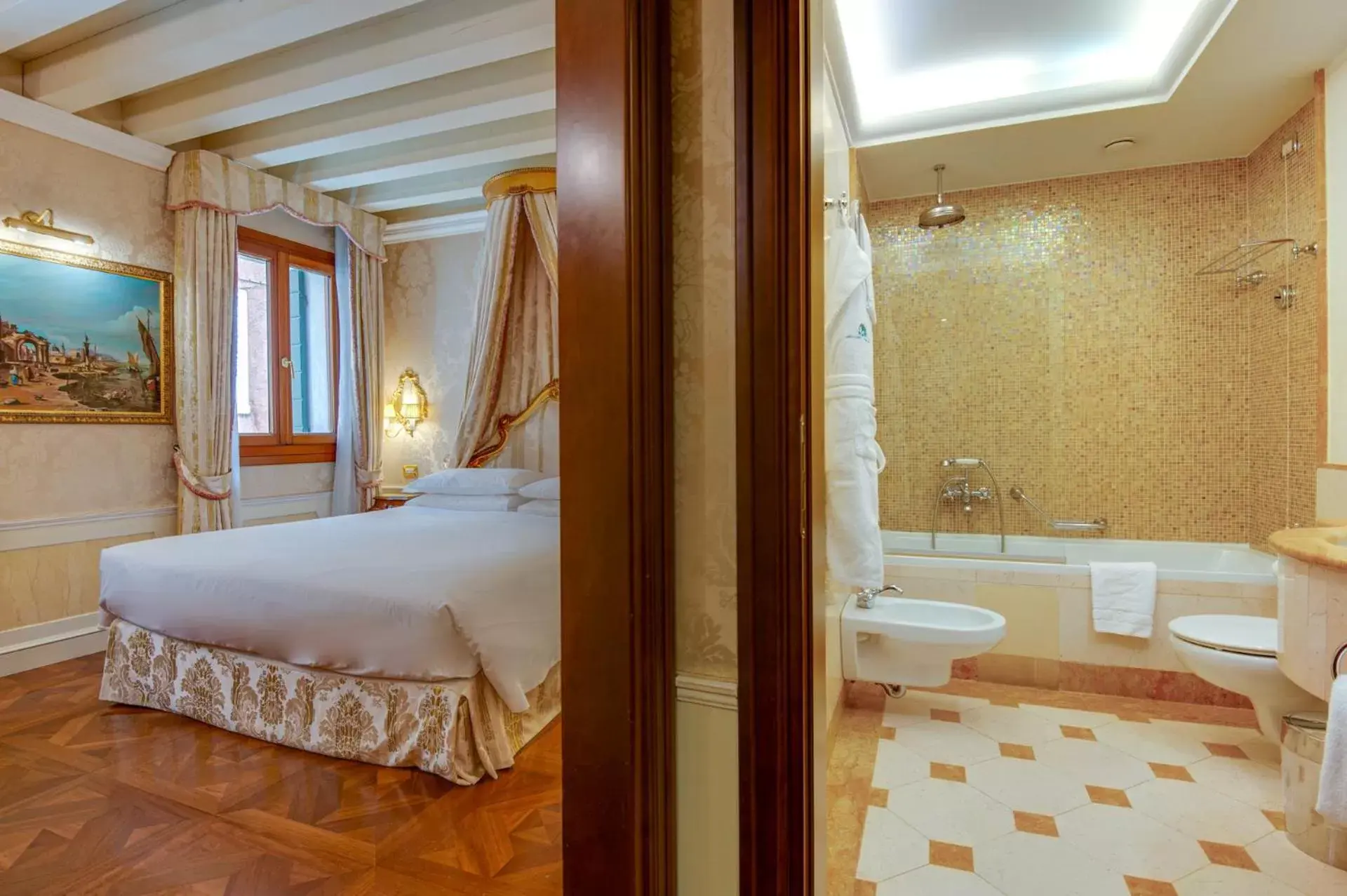 Bedroom, Bathroom in Canal Grande