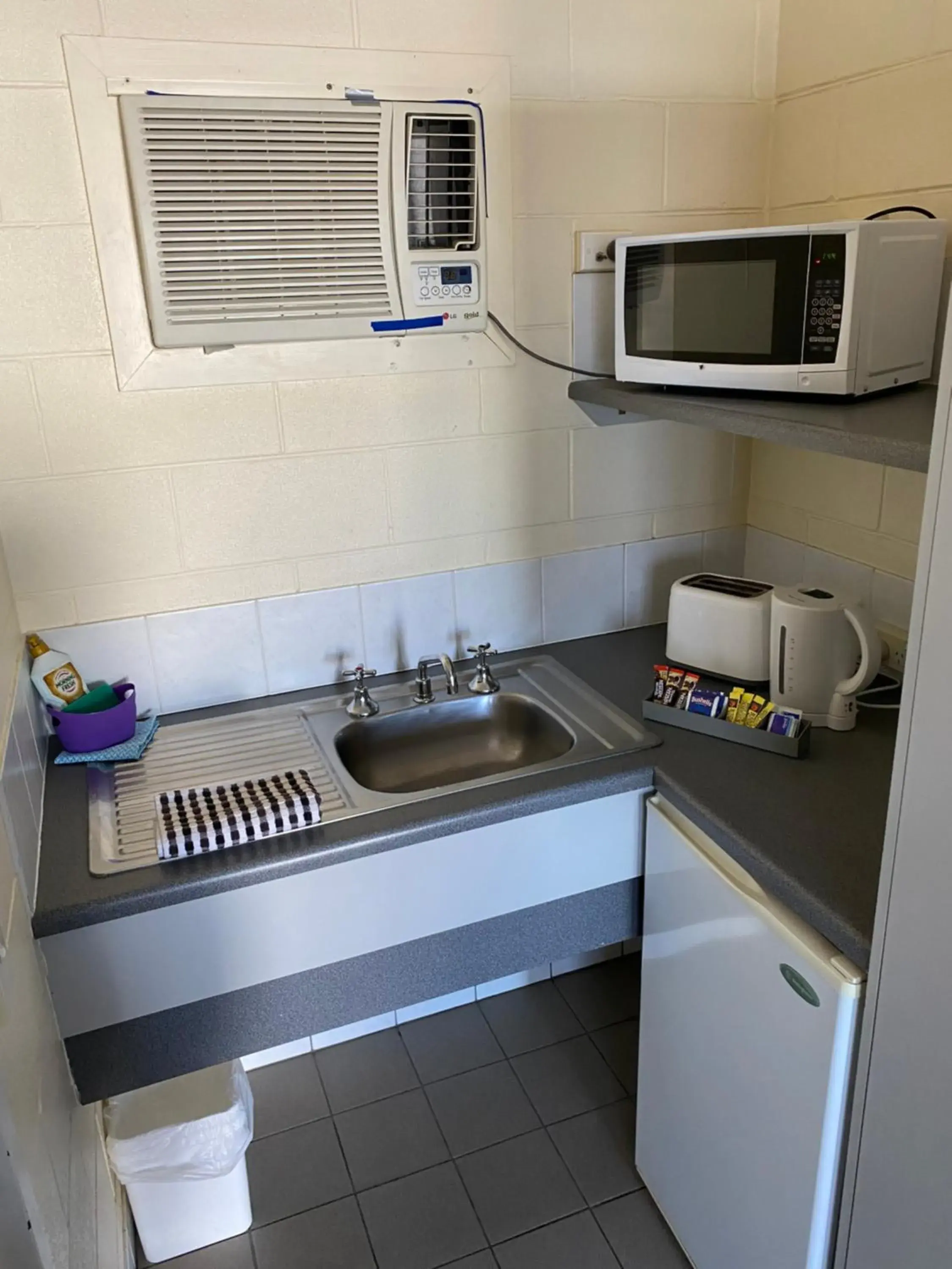 Kitchen/Kitchenette in Central Point Motel