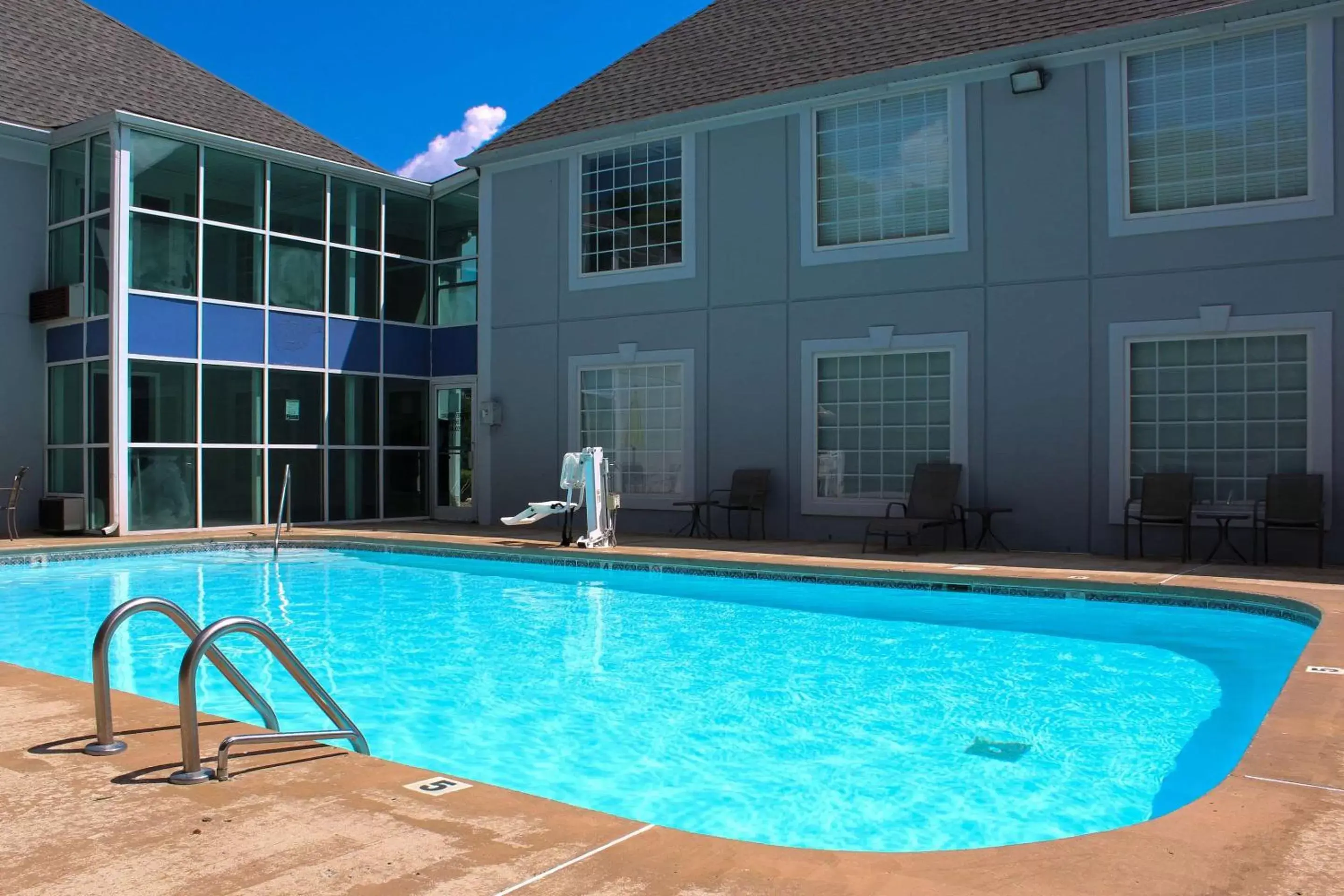 Swimming Pool in Quality Inn Crossville Near Cumberland Mountain State Park