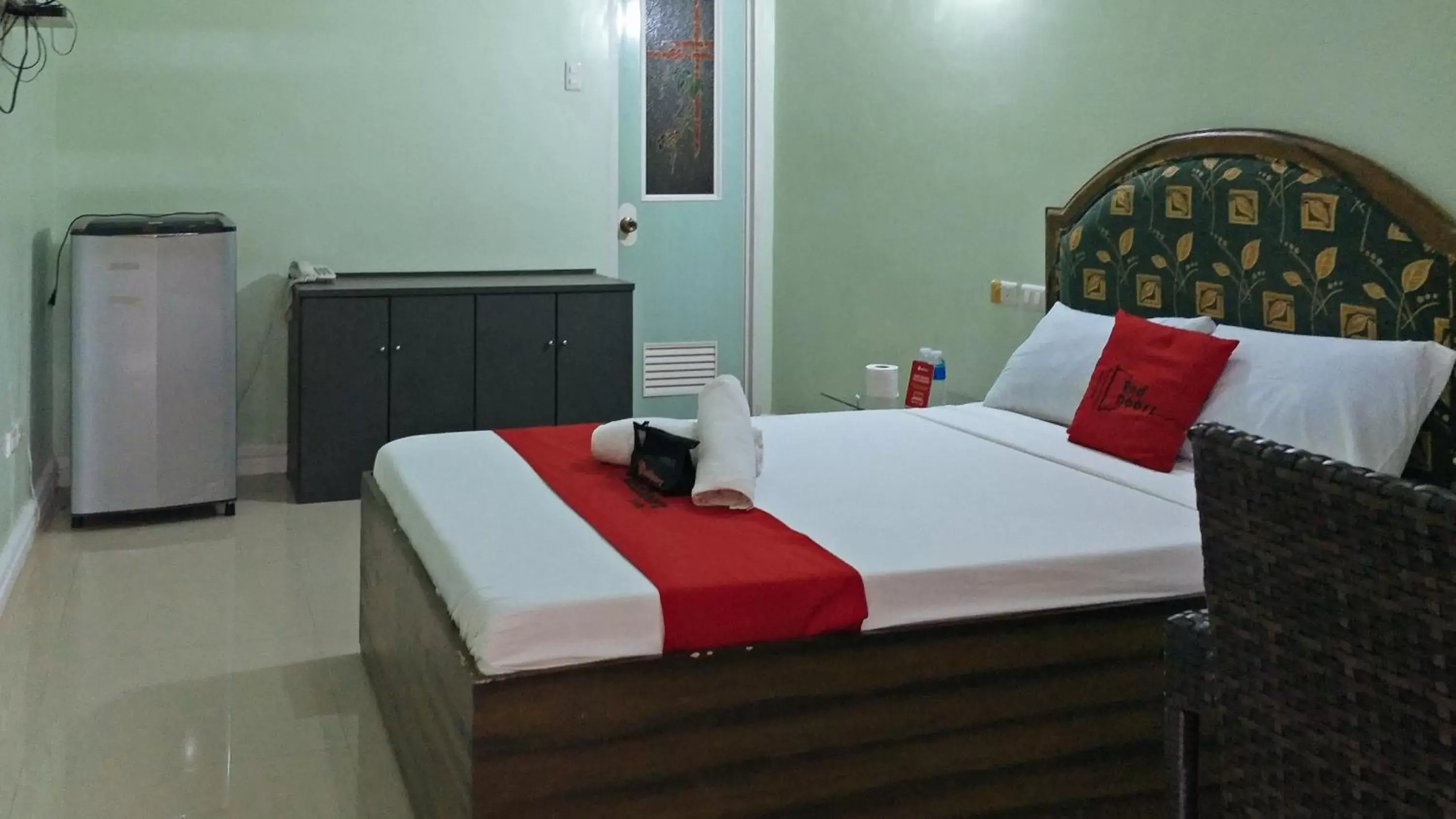 Bed in RedDoorz @ Bankal Lapulapu Bed in RedDoorz @ Bankal Lapulapu
