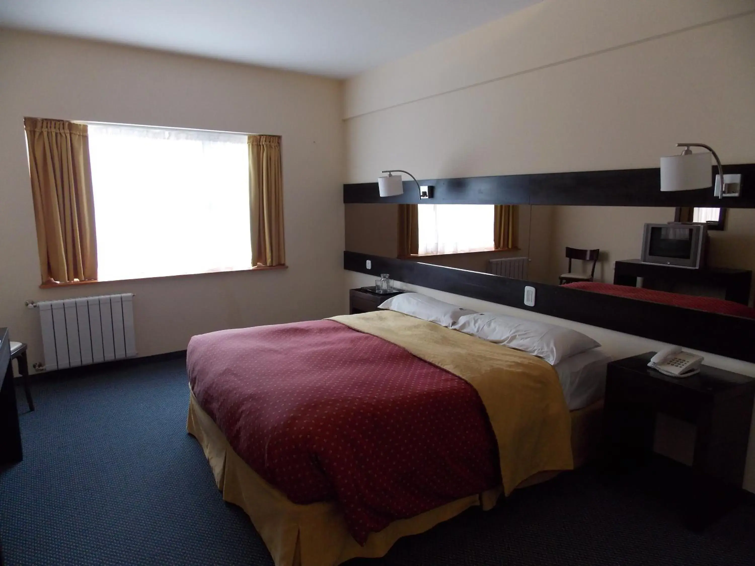 Photo of the whole room, Bed in Marcopolo Suites Calafate