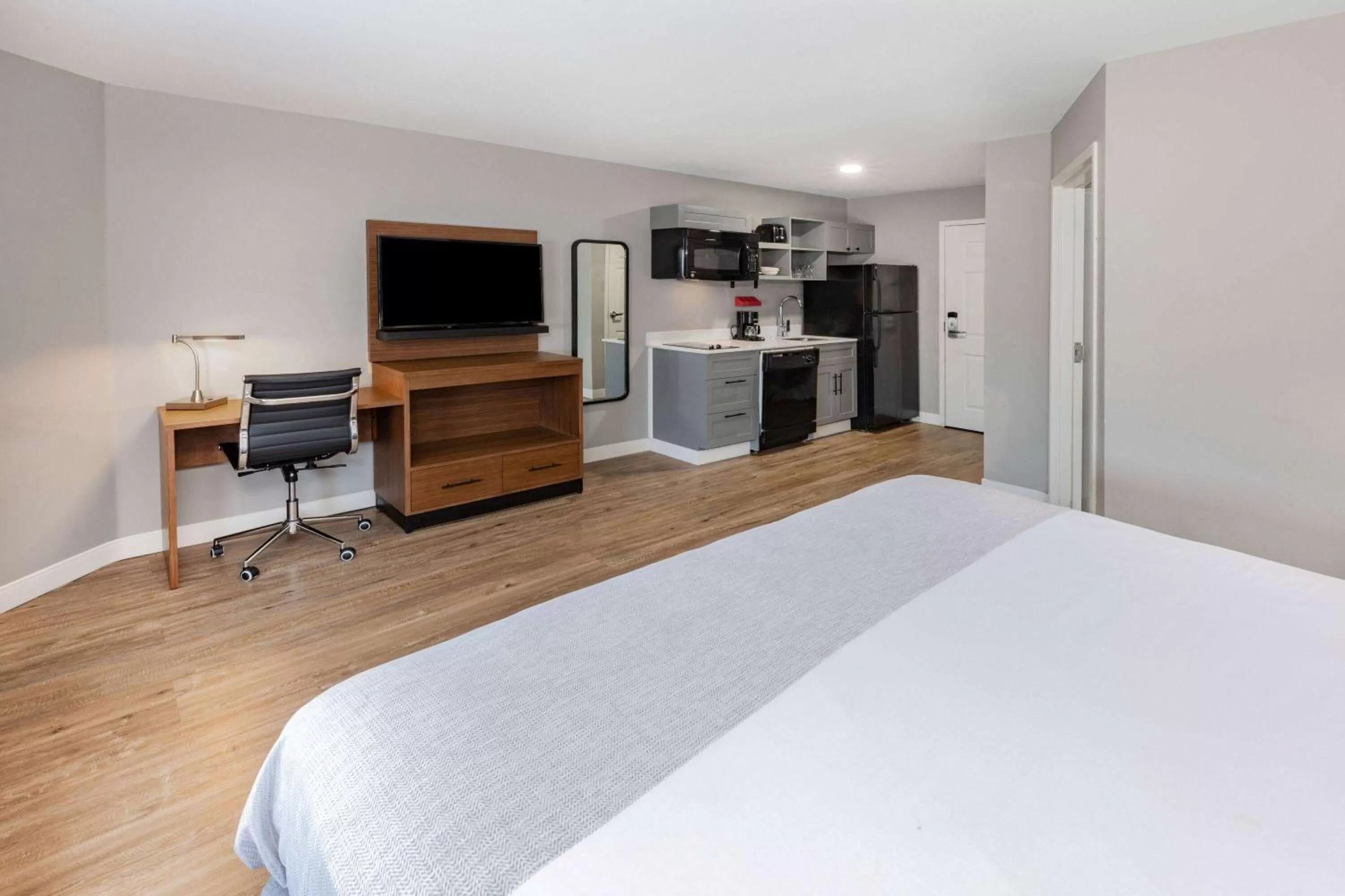 Photo of the whole room, Bed in Hawthorn Extended Stay by Wyndham Ardmore