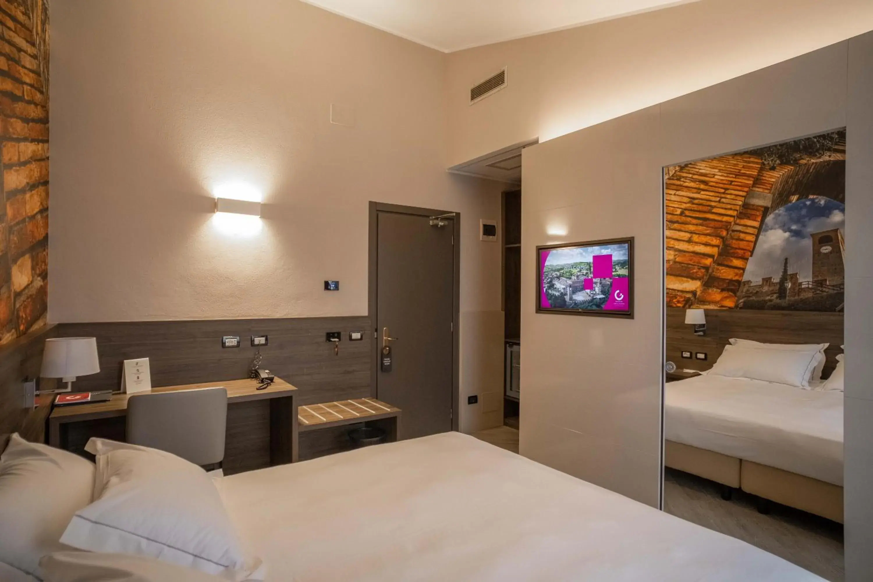 Toilet, Bed in Hotel Guerro