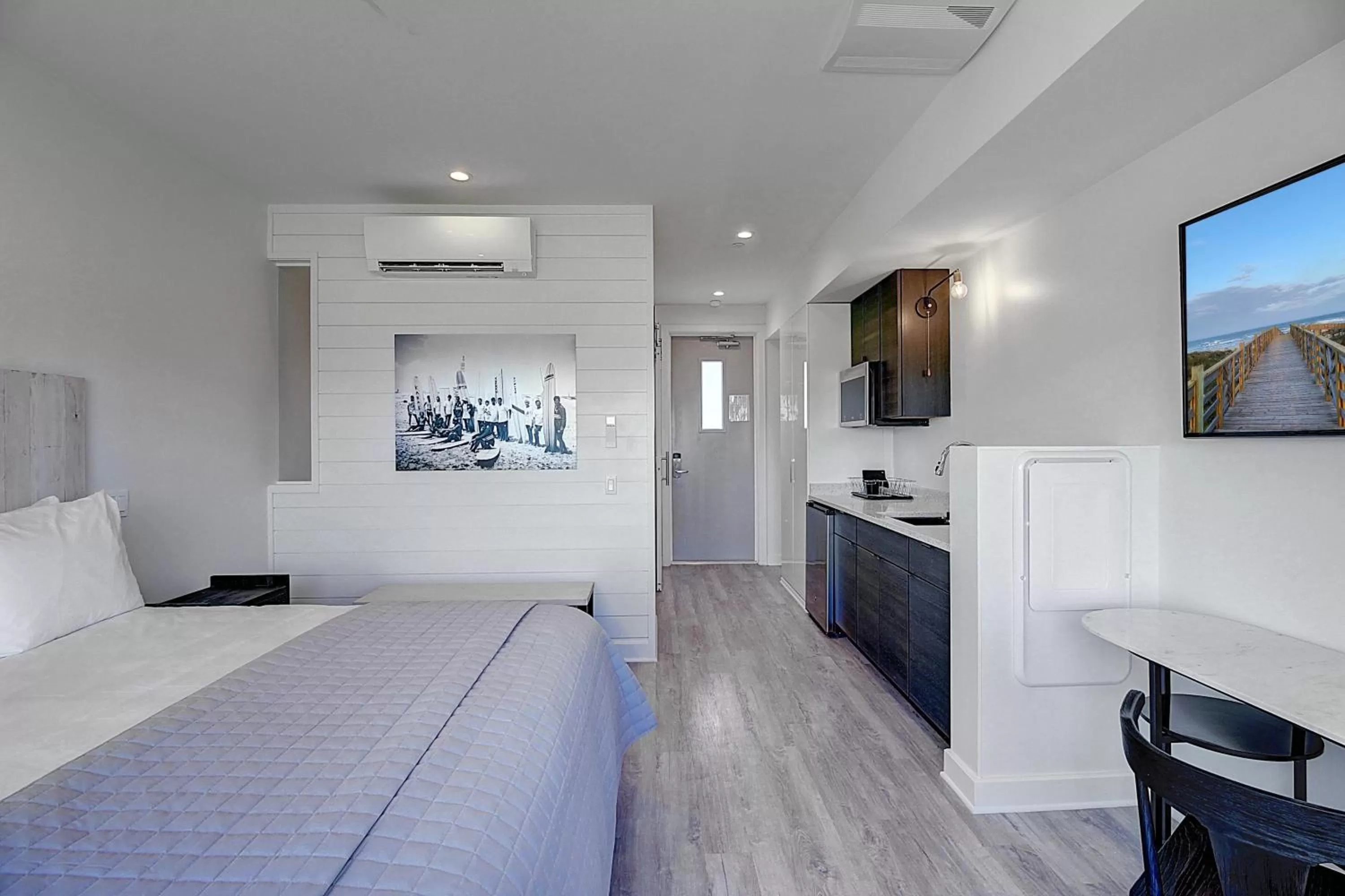 Photo of the whole room, Bed in Lively Beach