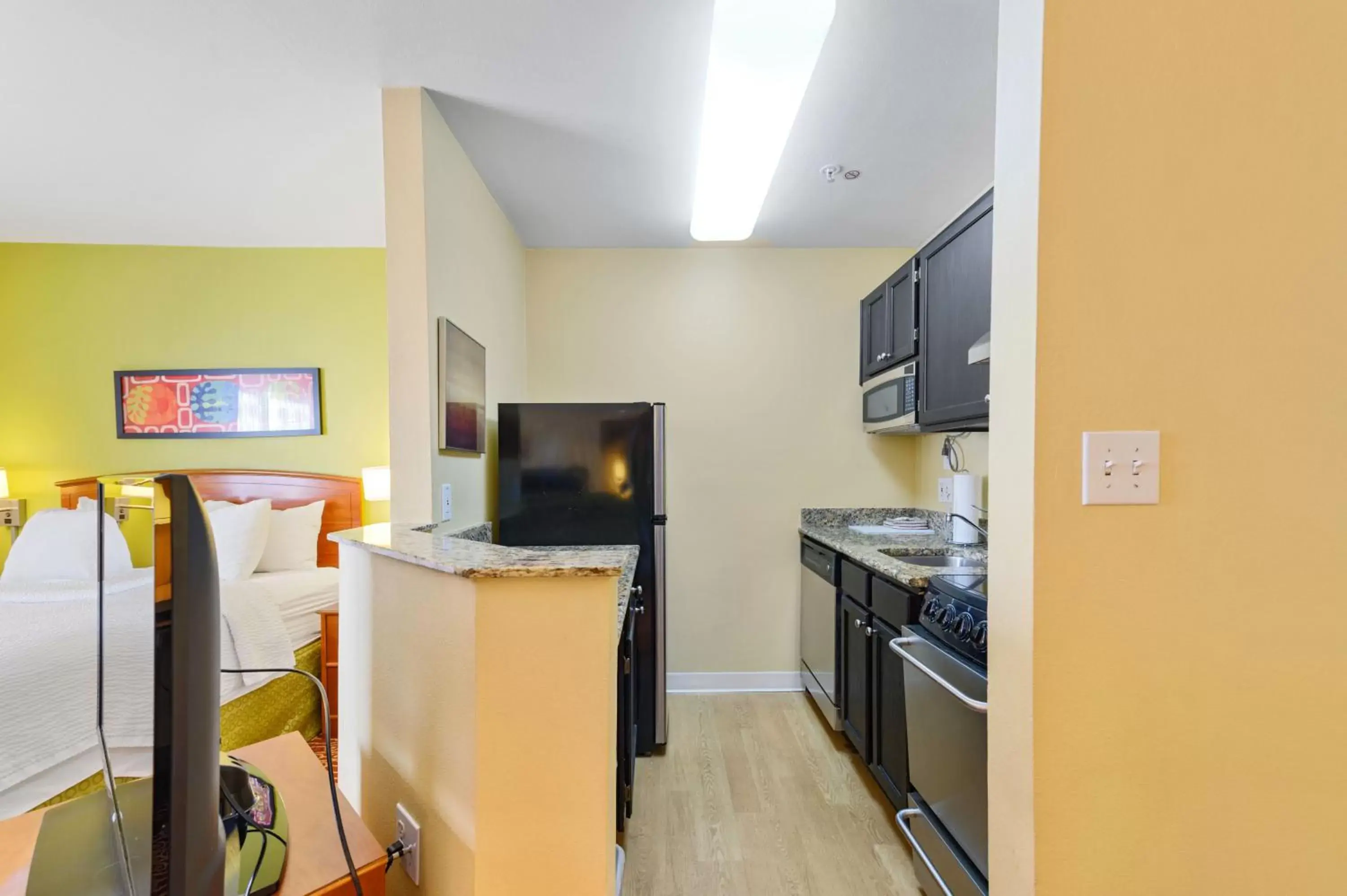 Kitchen or kitchenette, TV/Entertainment Center in Extended Stay America Suites - Atlanta - Northlake