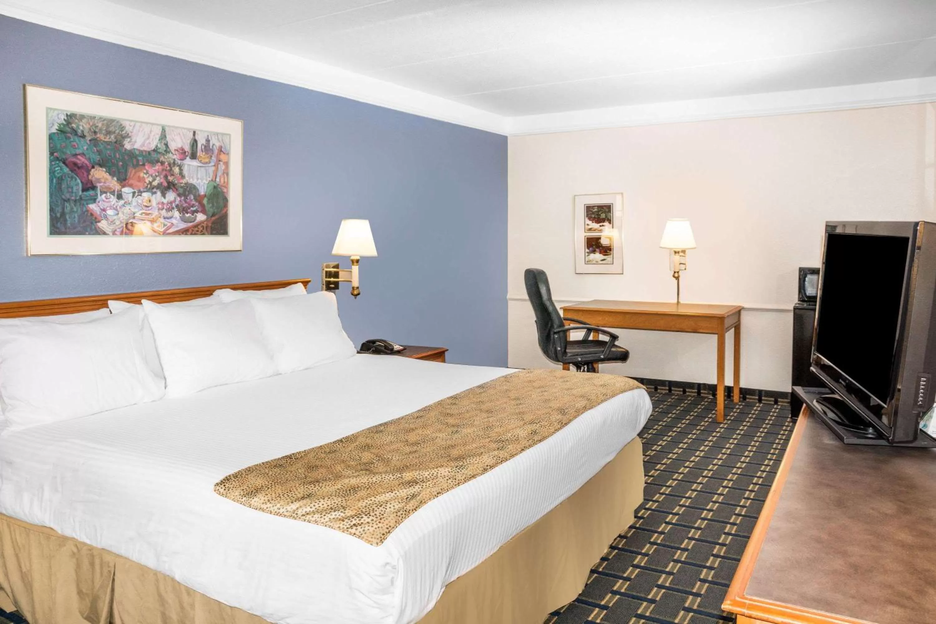 King Room with Bath Tub - Mobility Accessible/Non-Smoking in Days Inn by Wyndham Houston