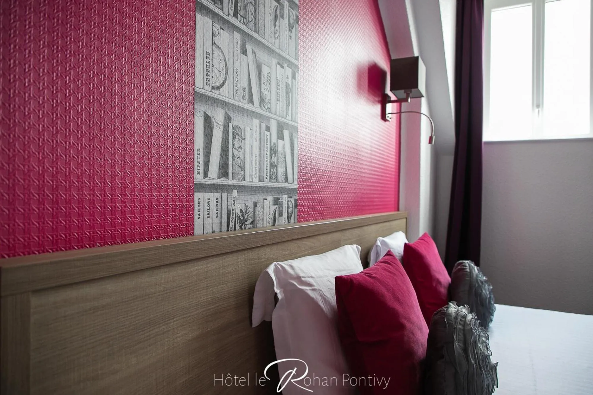 Bed in Hôtel Le Rohan Charme et Caractère