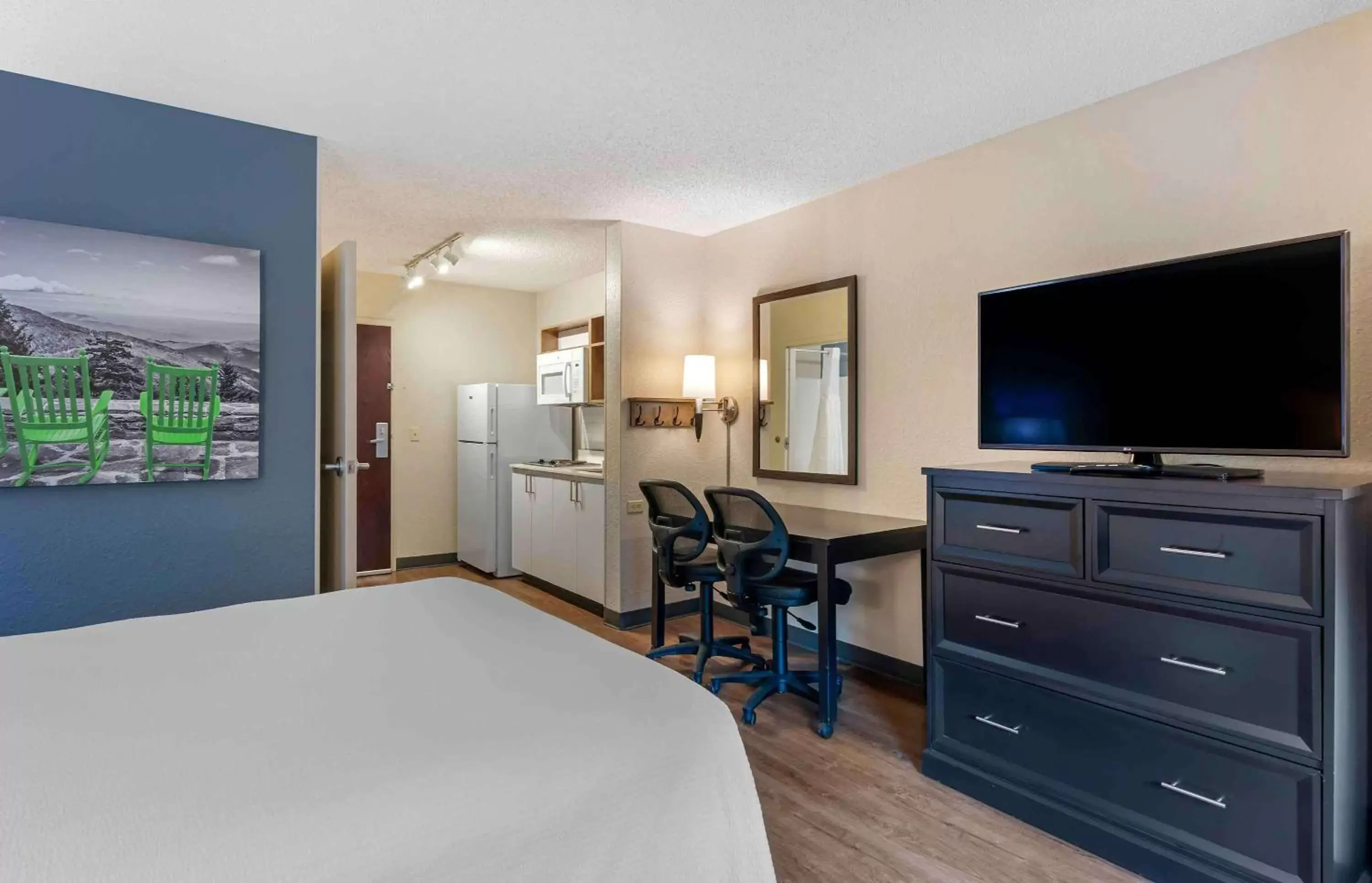 Bedroom, TV/Entertainment Center in Extended Stay America Premier Suites - Miami - Coral Gables