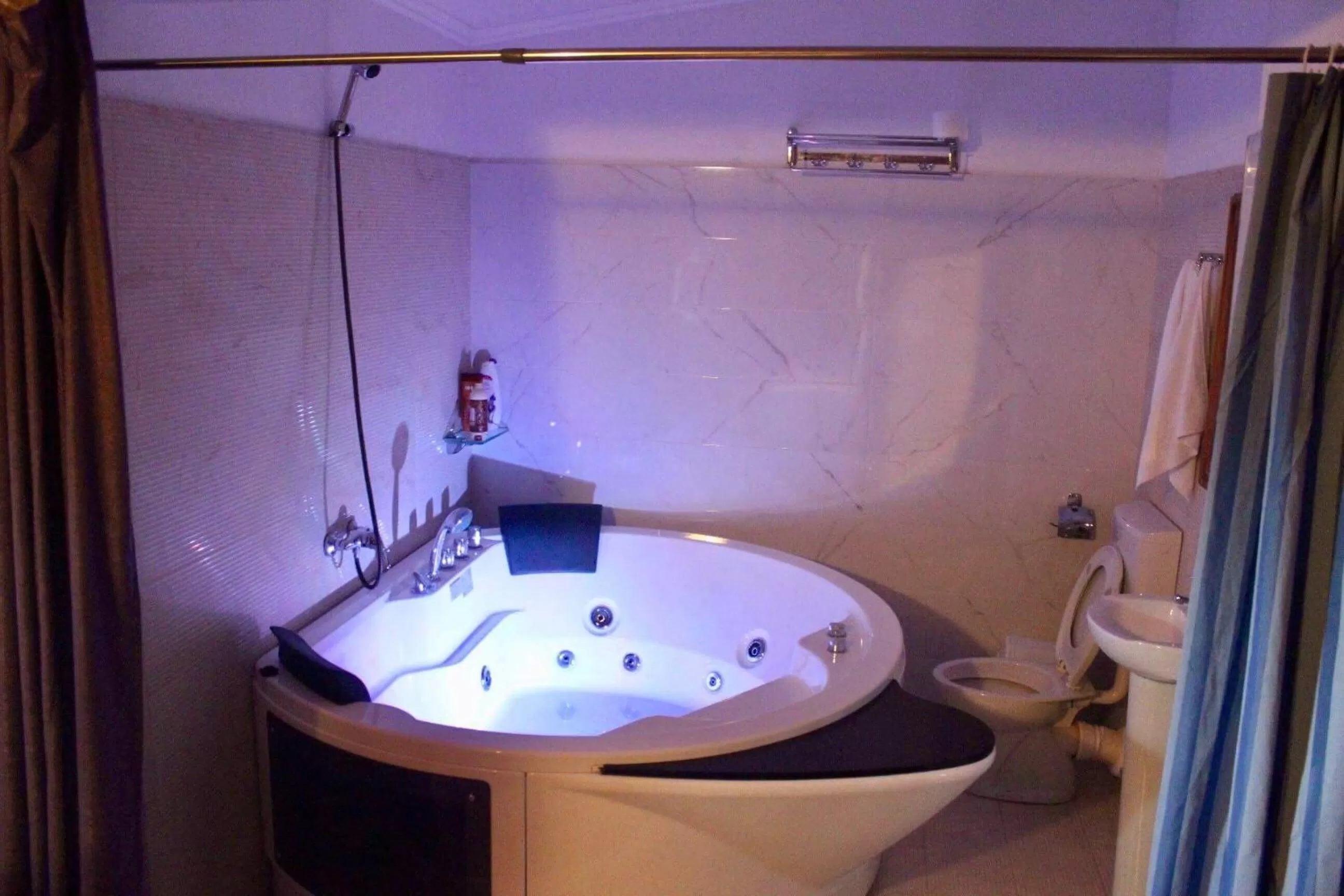 Bathroom in Hotel Bicaj