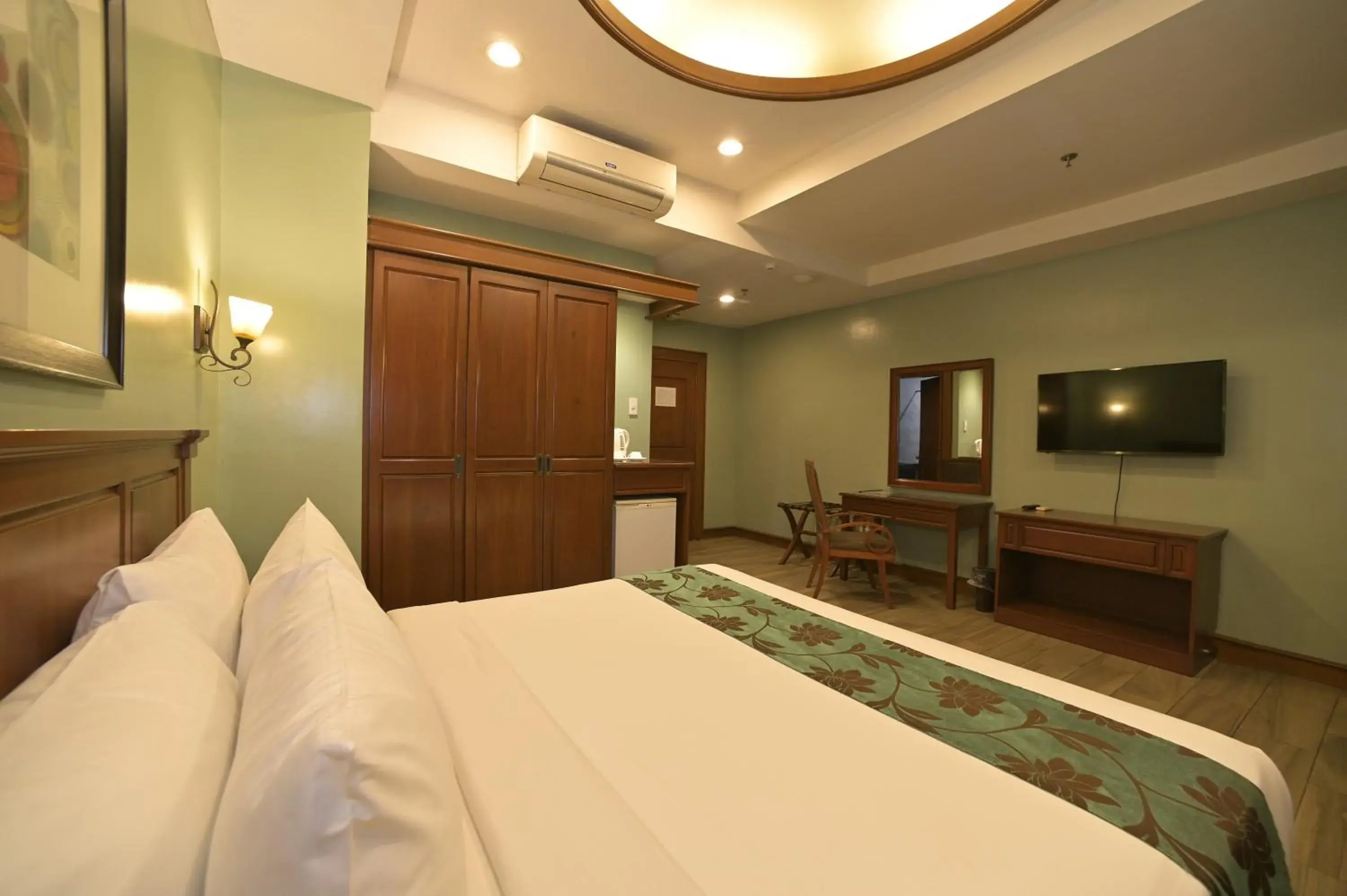 Photo of the whole room, Bed in Paragon Hotel and Suites Photo of the whole room, Bed in Paragon Hotel and Suites