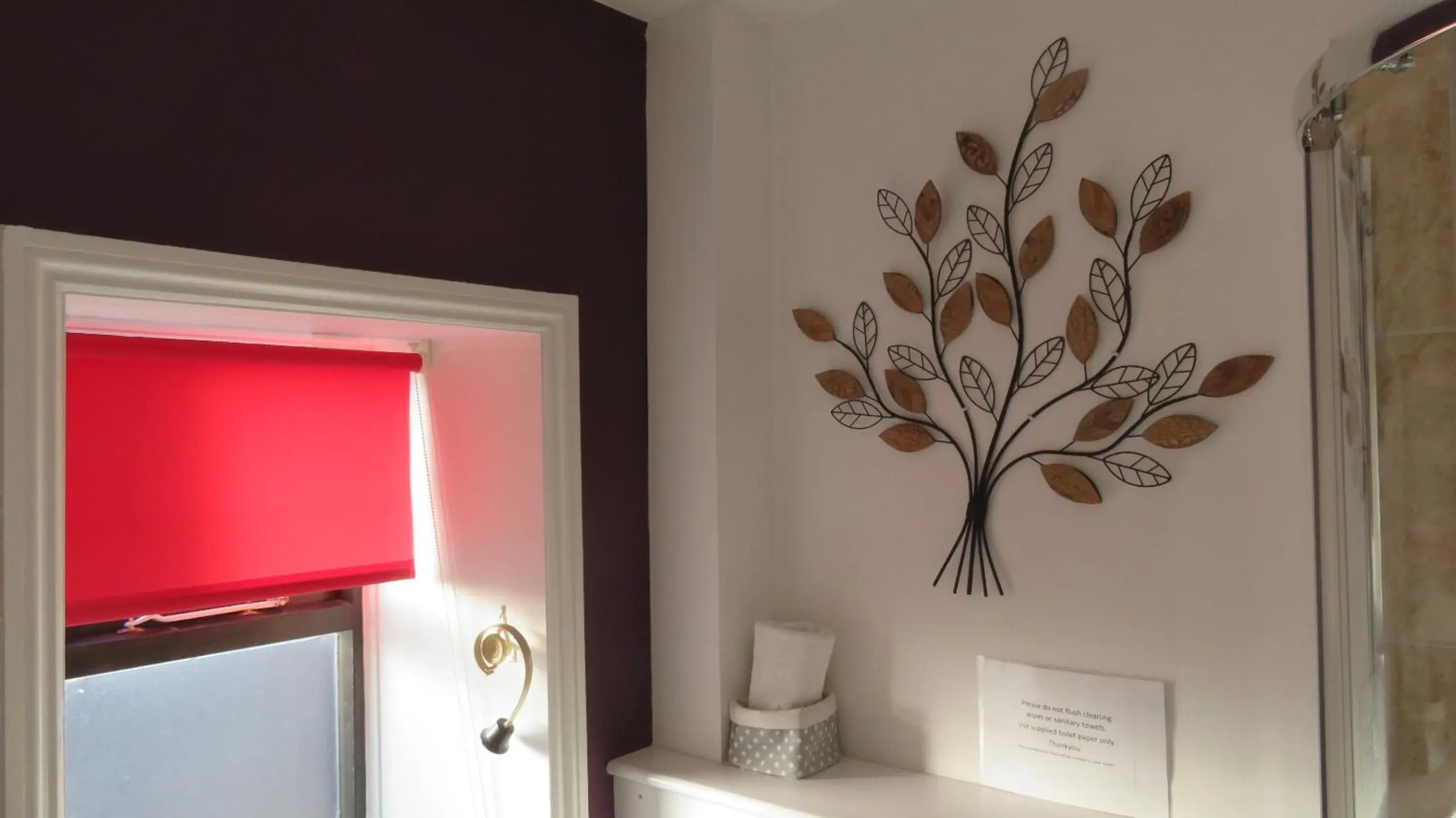 Bathroom, TV/Entertainment Center in The Wheatsheaf