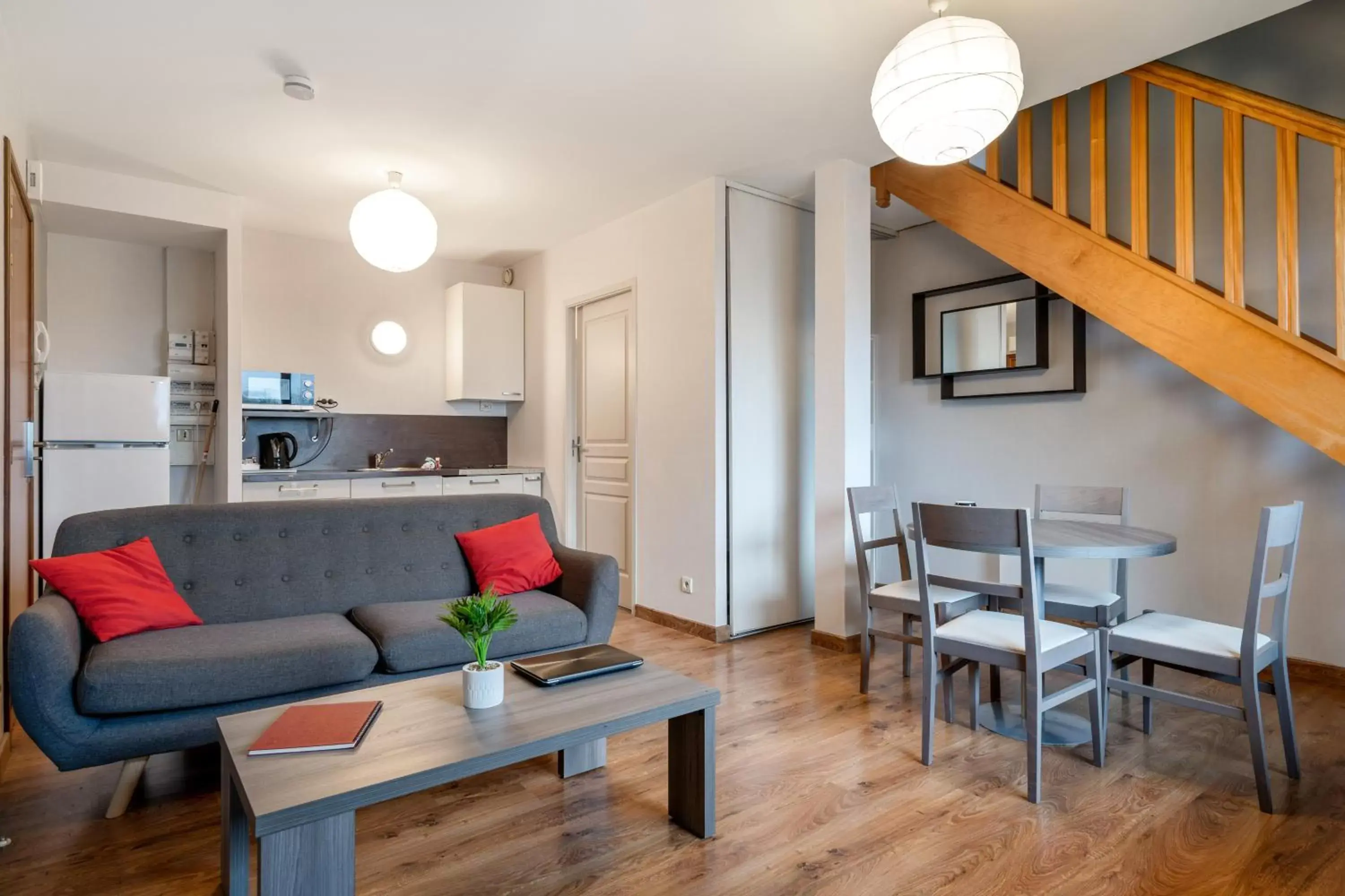 Kitchen or kitchenette, Seating Area in Zenitude Hôtel-Résidences Nantes Métropole