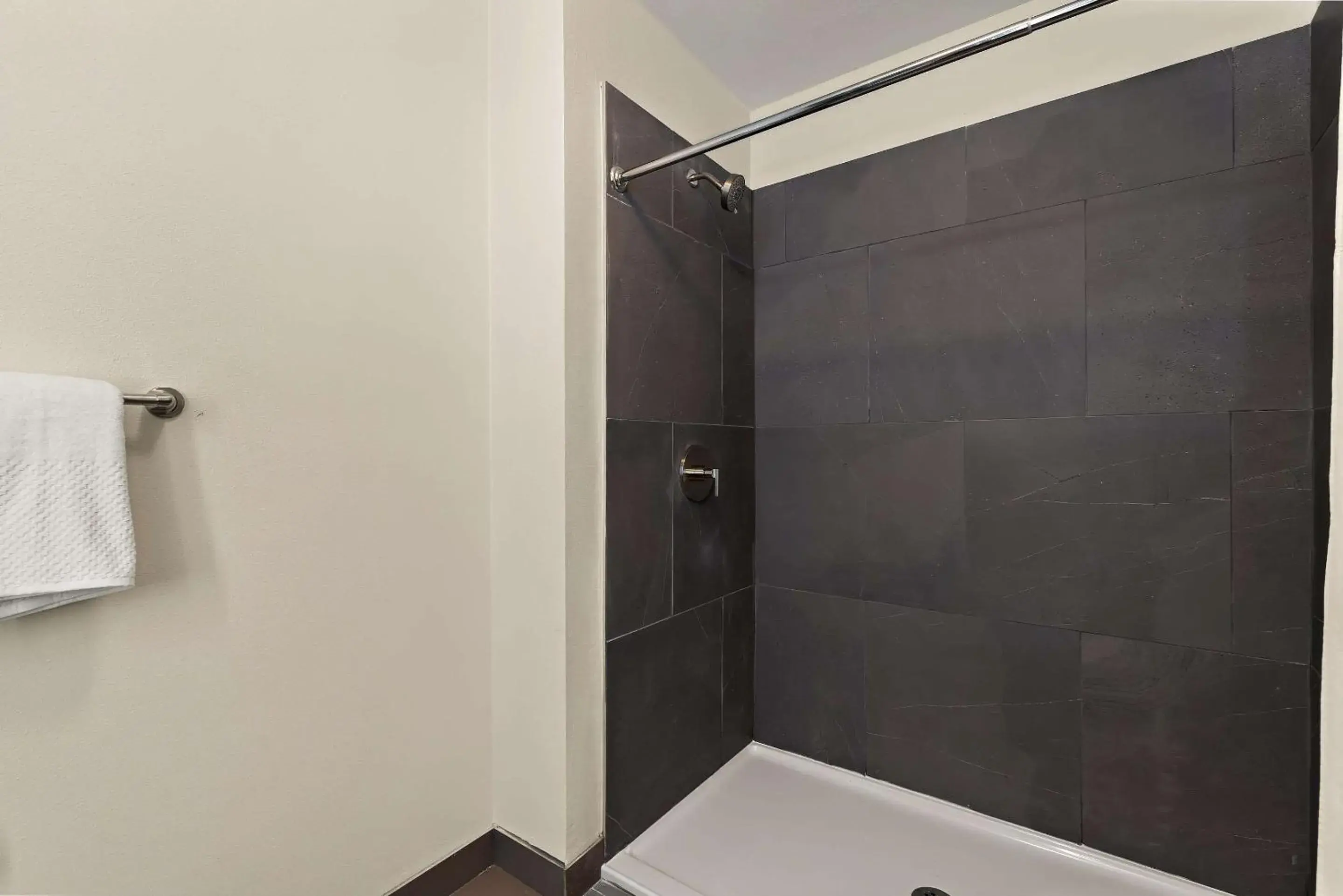 Bedroom, Bathroom in Super 8 by Wyndham Kelso Longview Area