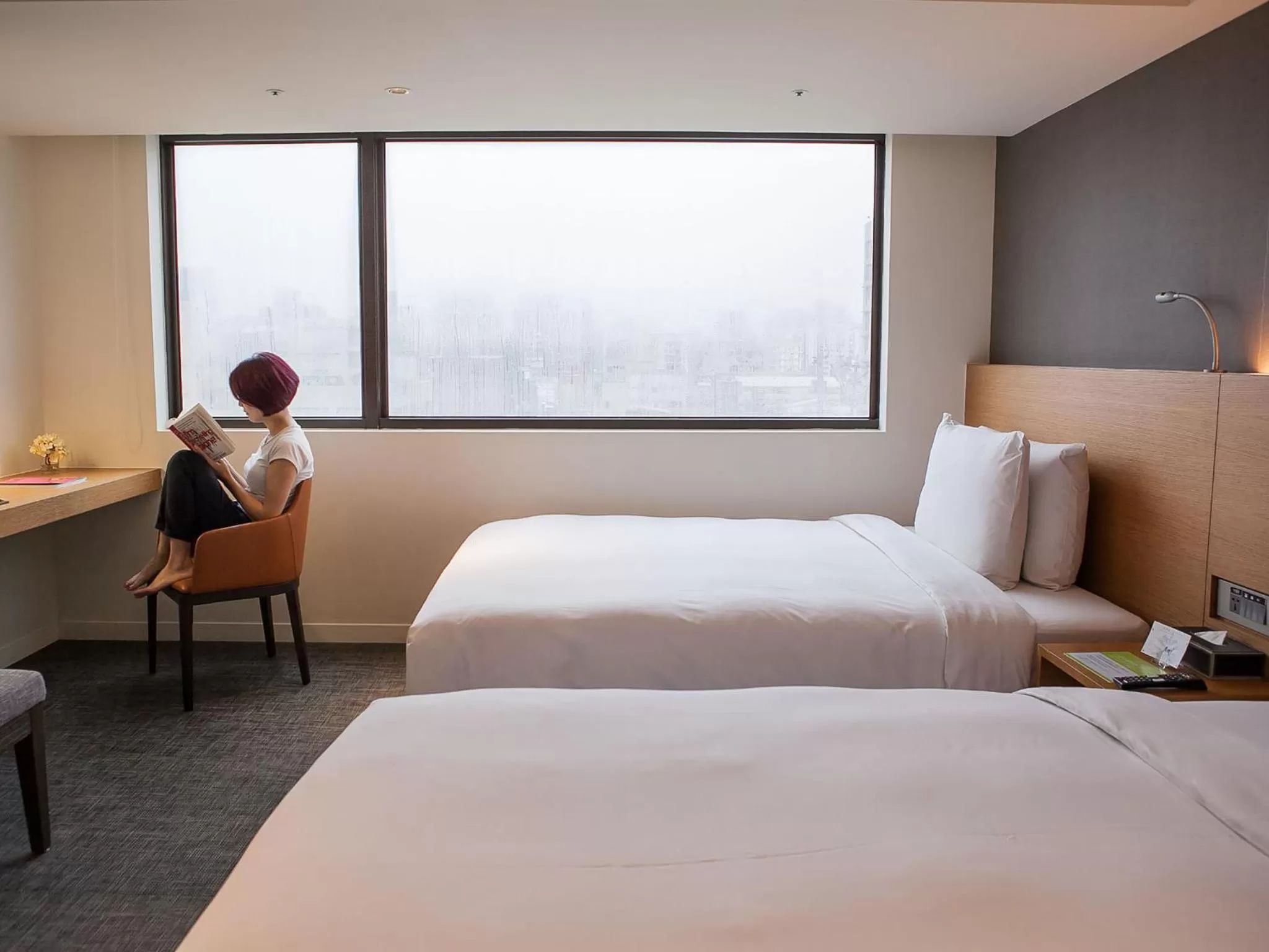 People, Bed in Royal Inn Taipei Linsen - Huashan 1914 Creative Park