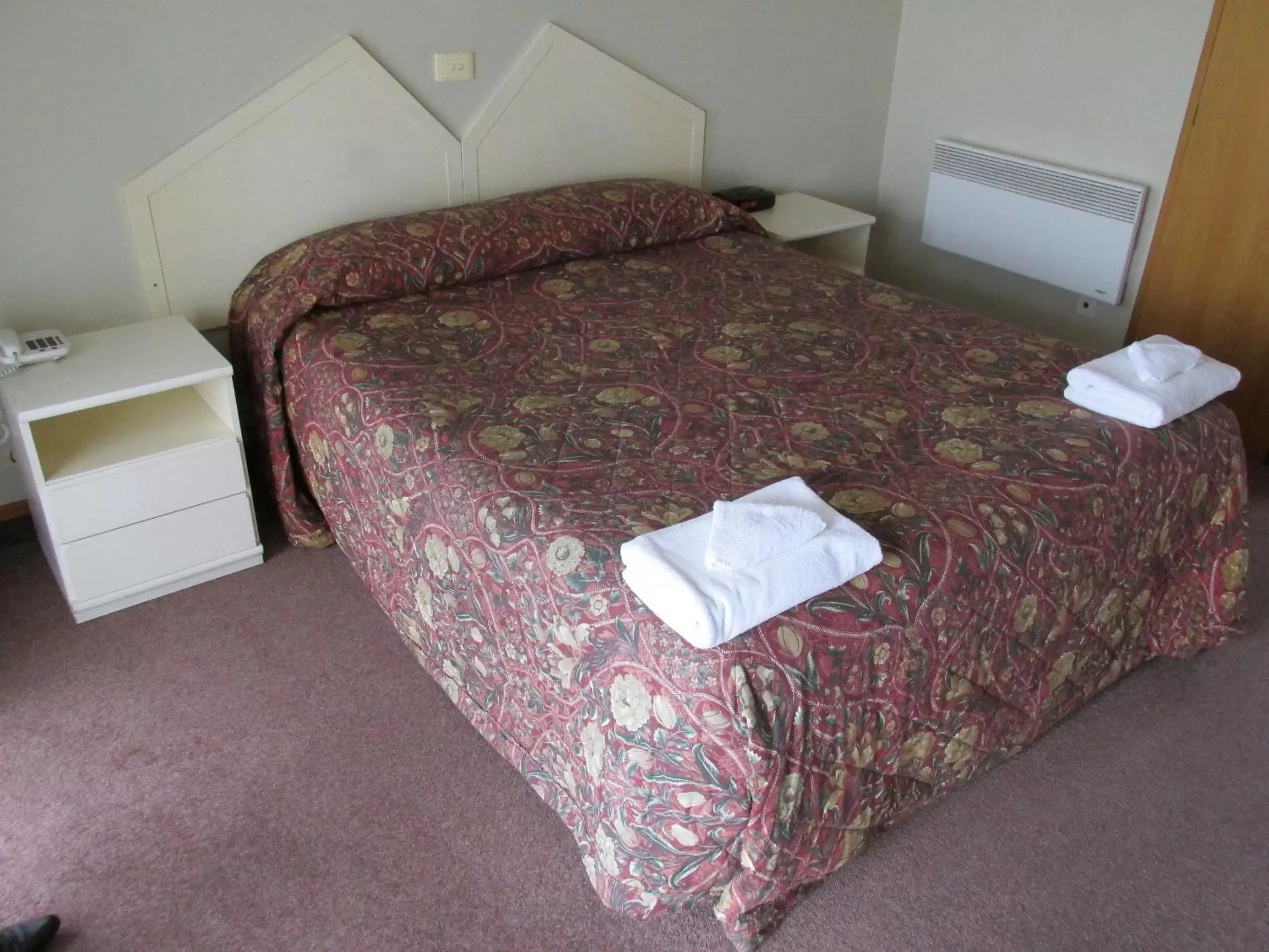 Bed in Airport Gateway Motor Lodge