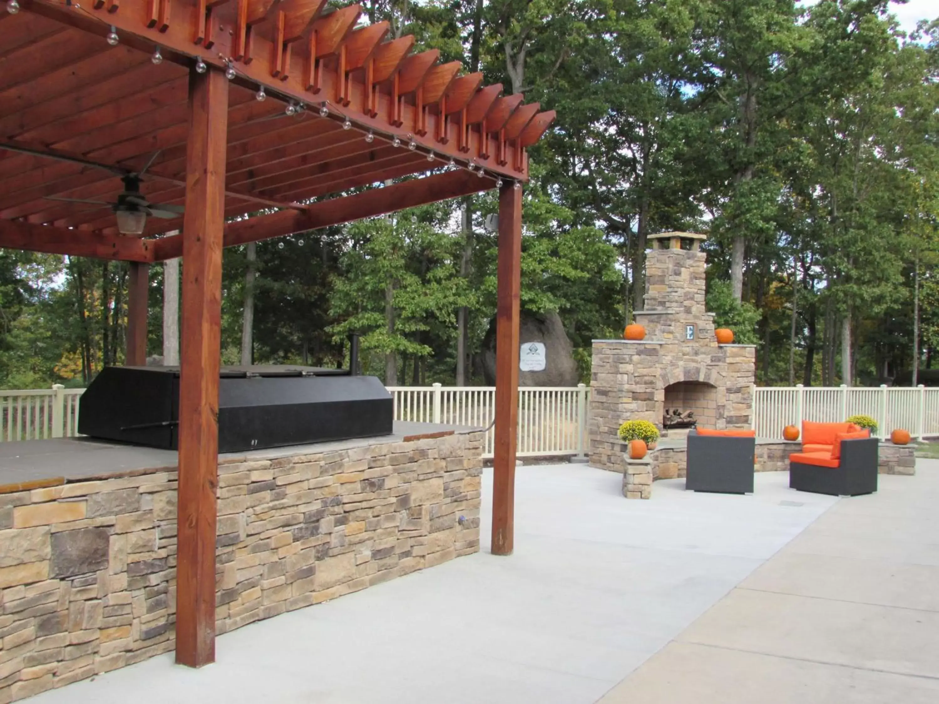 Property building, BBQ Facilities in Embassy Suites by Hilton Charlotte Concord Golf Resort & Spa