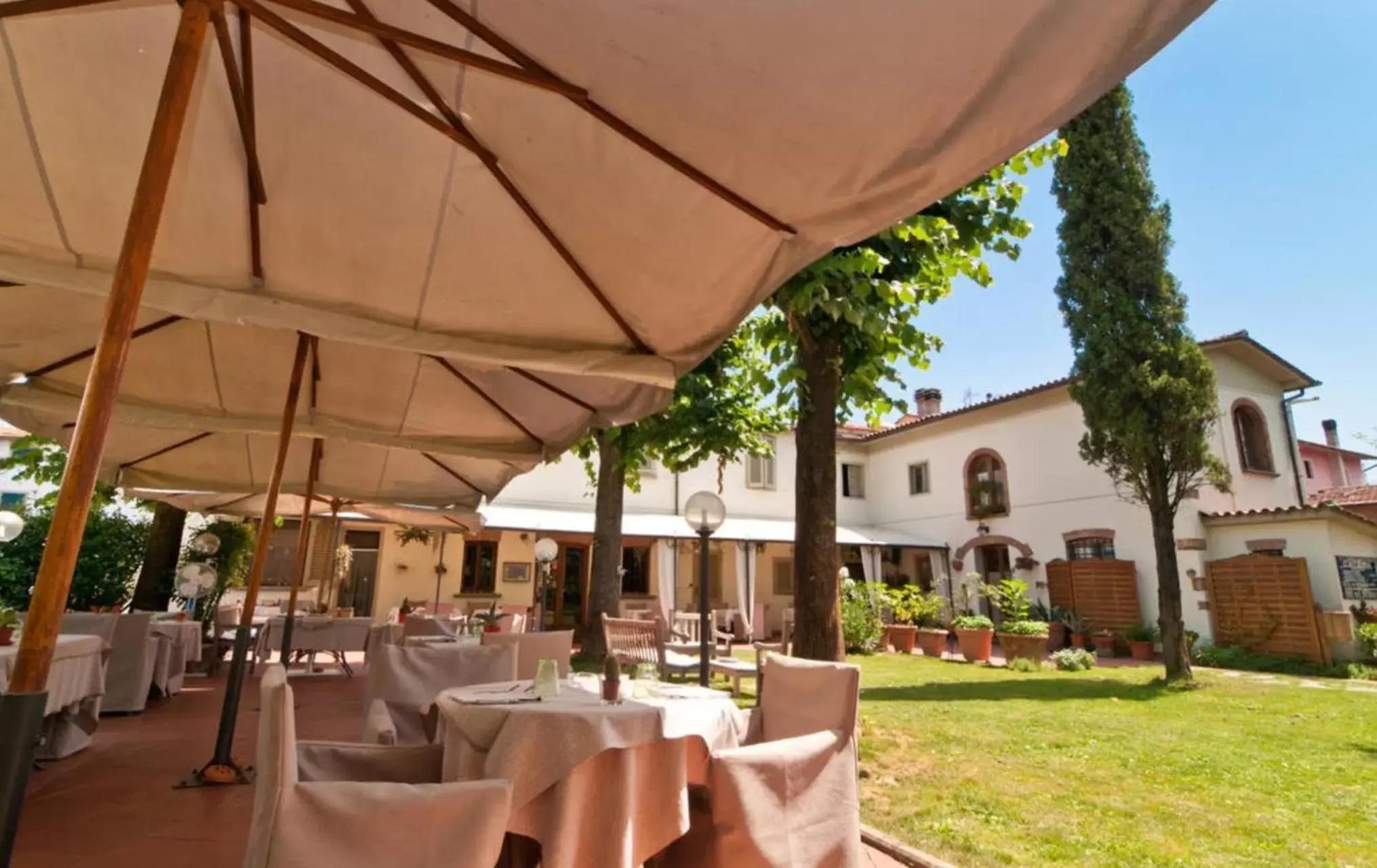 Patio, Restaurant/Places to Eat in La Bussola Da Gino
