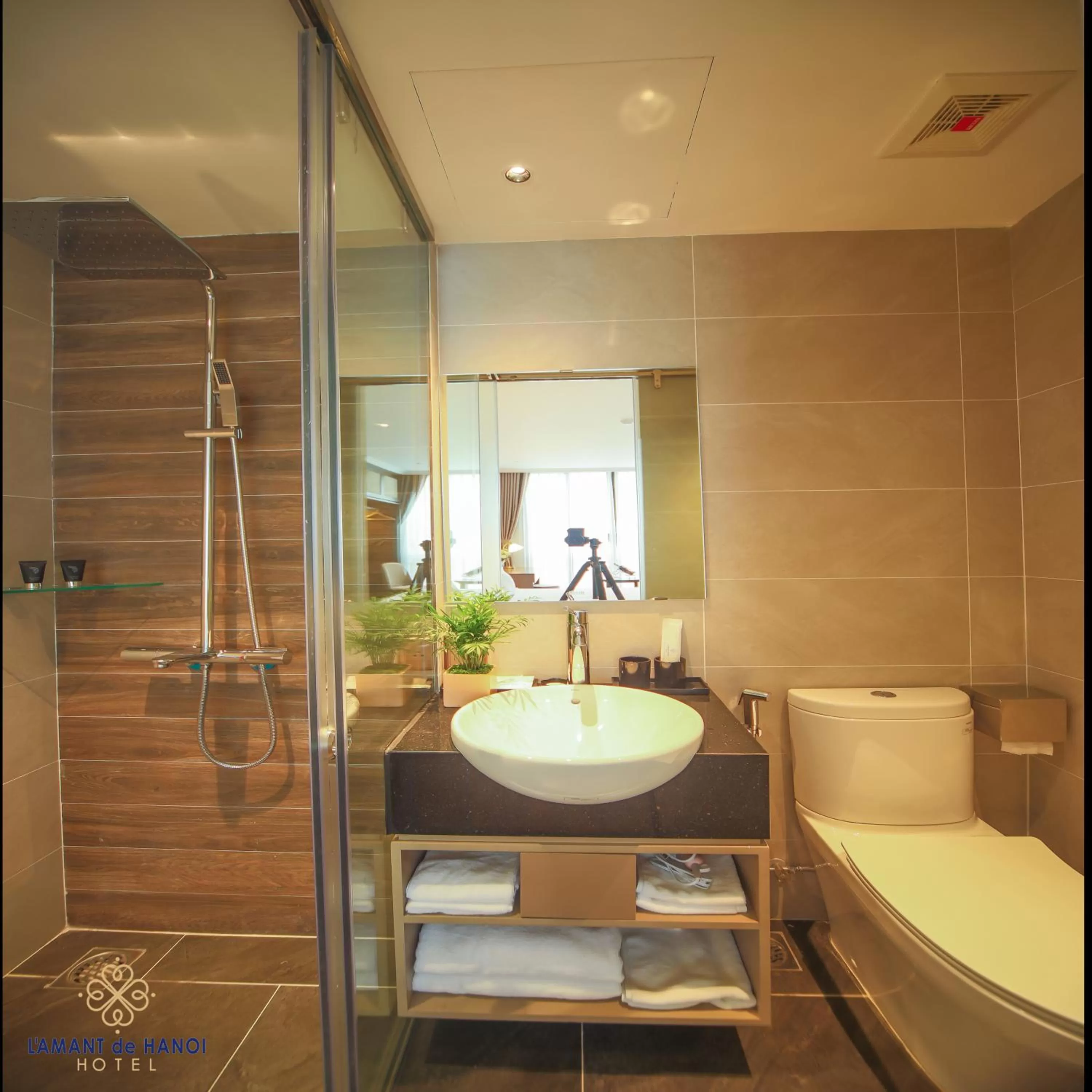 Bathroom in L'amant de Hanoi Hotel - khách sạn Lamant de Hà Nội