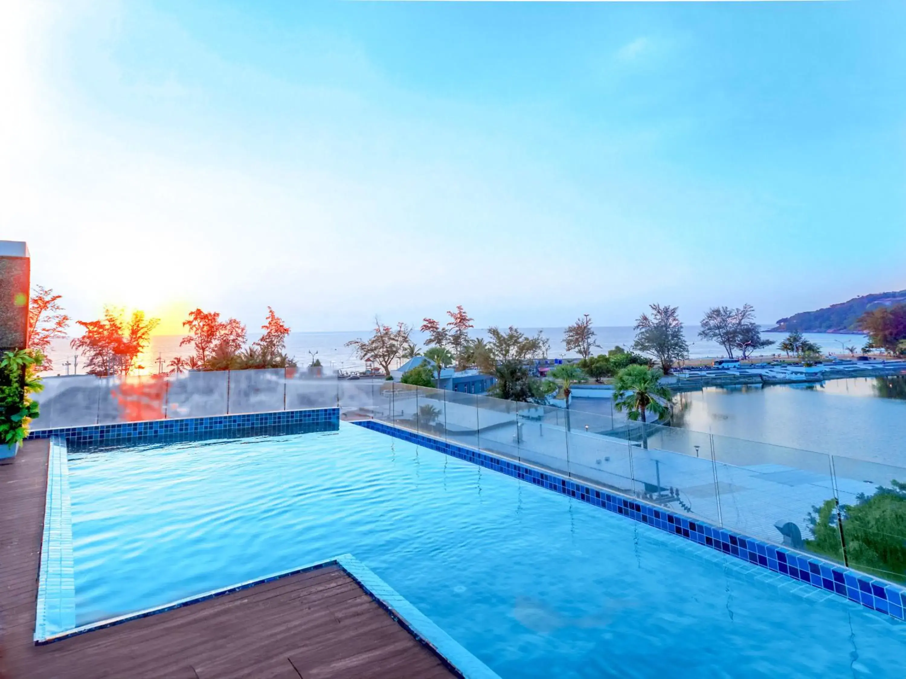 Swimming Pool in Phoenix Hotel Karon Beach