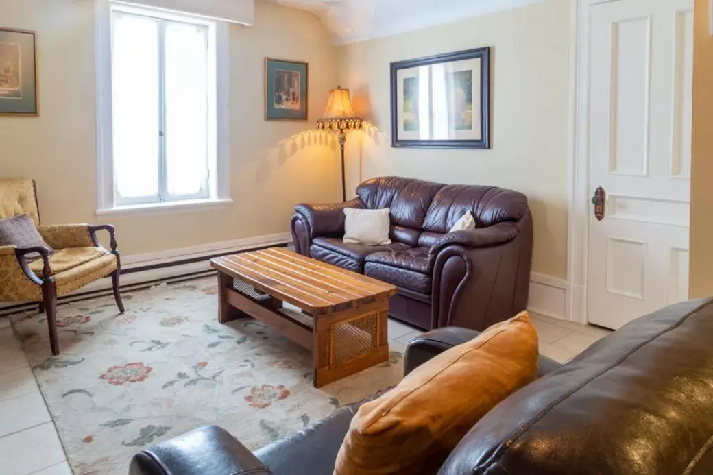 Living room, Seating Area in Grey Gables Inn