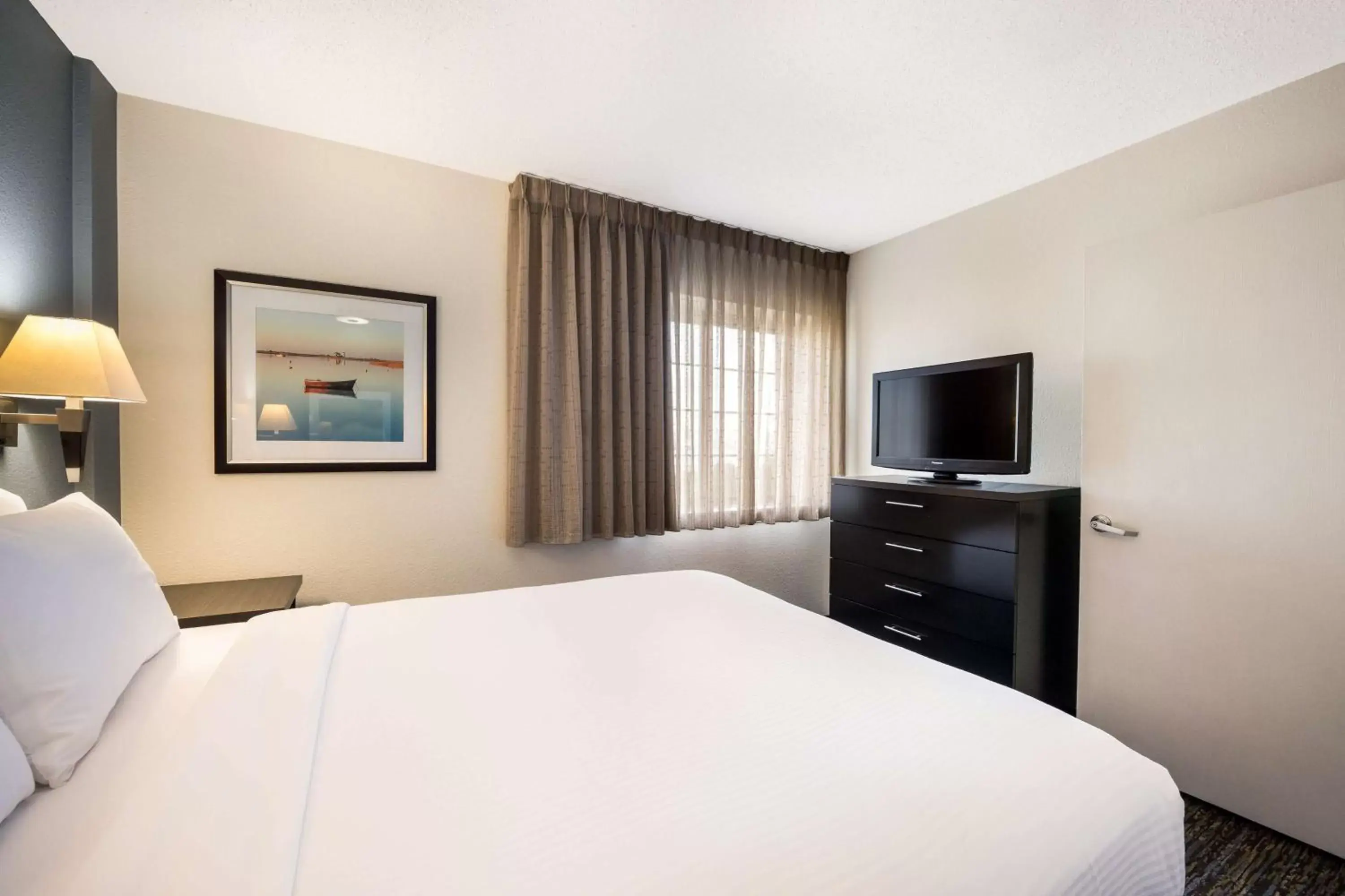 Photo of the whole room, Bed in Sonesta Simply Suites Pittsburgh Airport