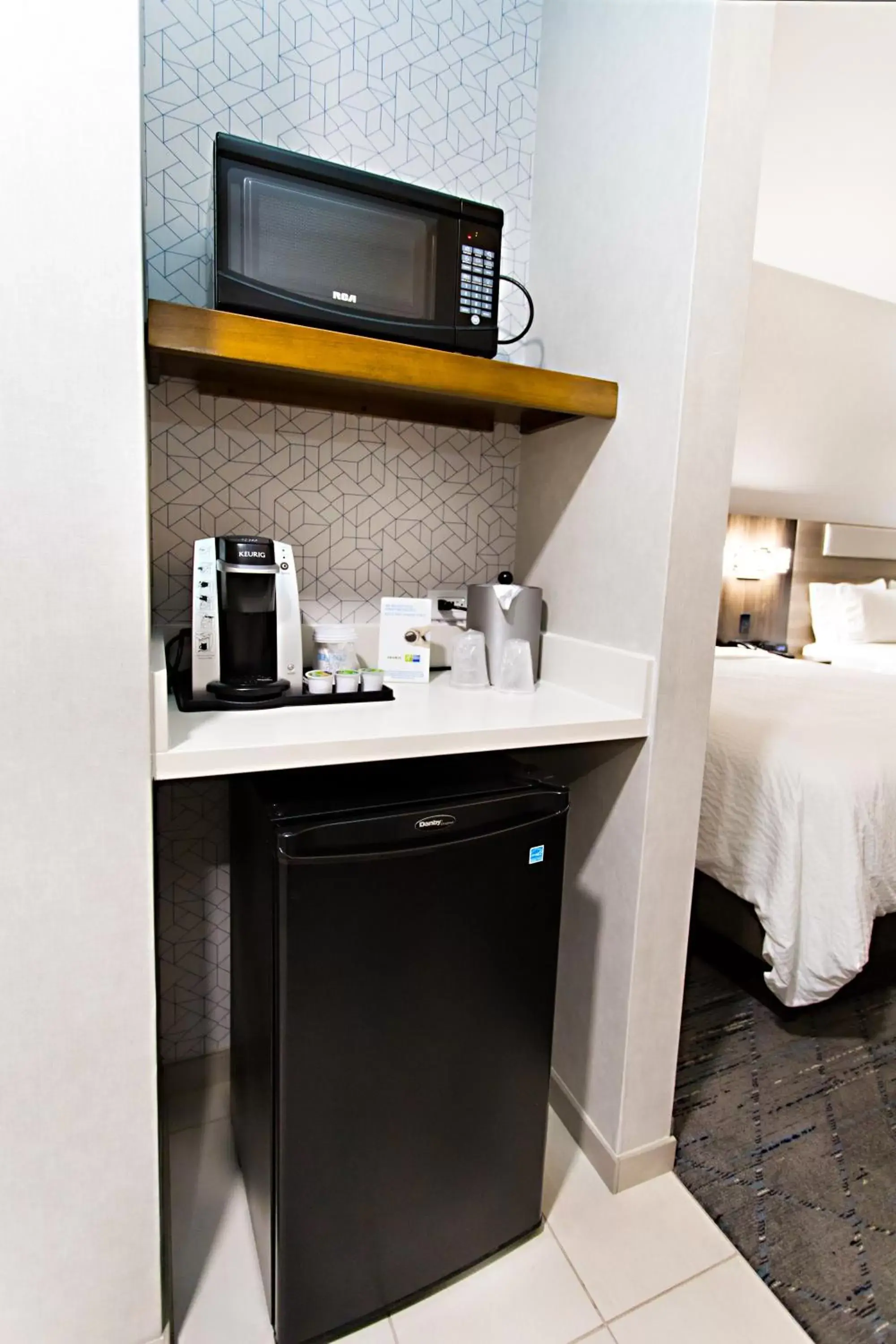 Coffee/tea facilities, Kitchen/Kitchenette in Holiday Inn Express & Suites Sacramento NE Cal Expo, an IHG Hotel