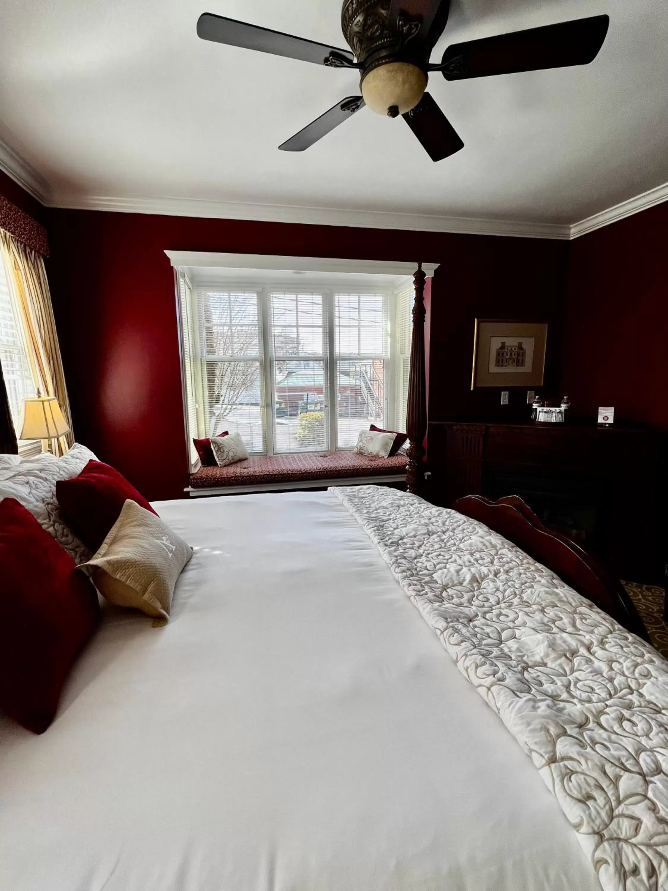 Bedroom, Bed in Almondy Inn Bed & Breakfast