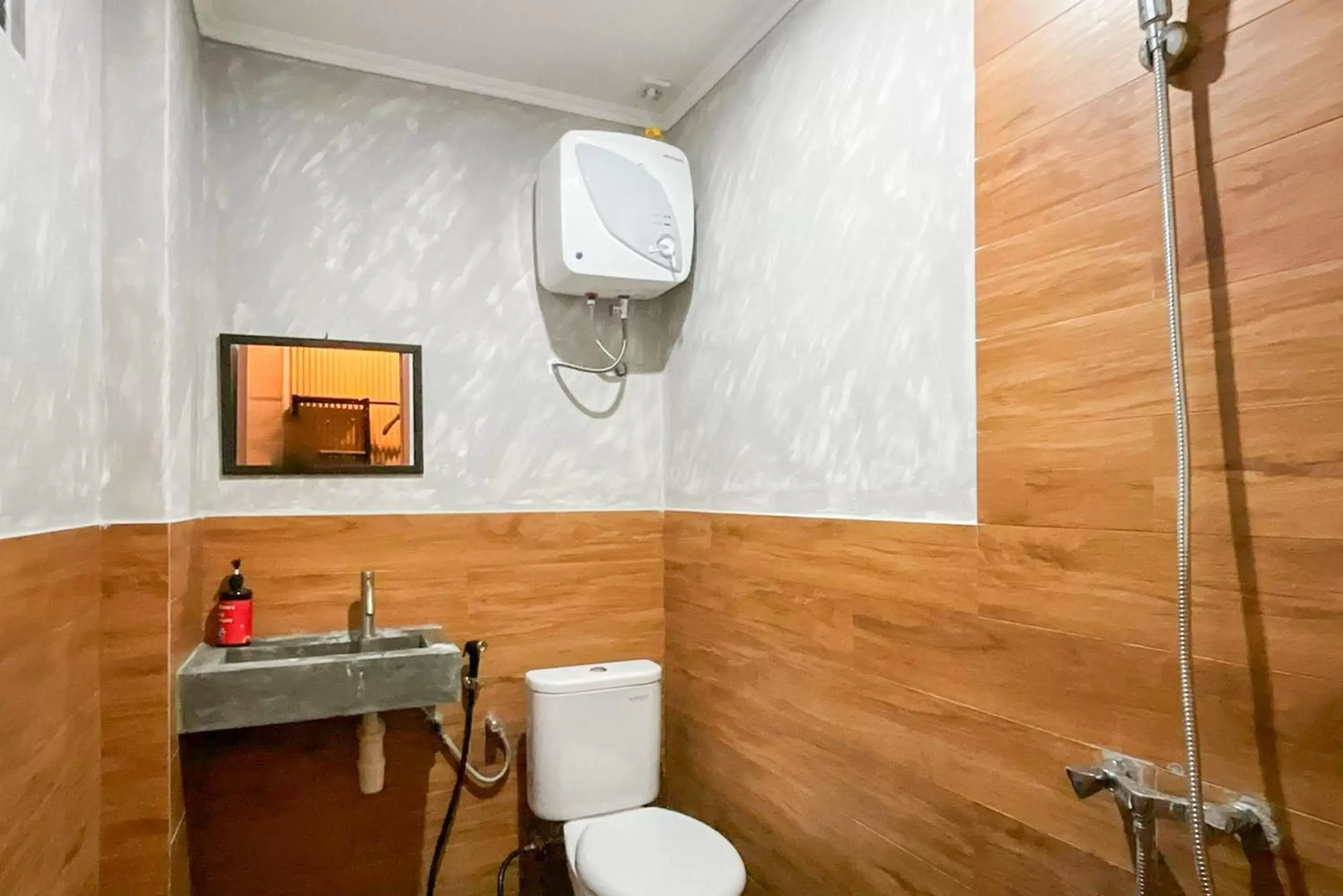 Bathroom in RedDoorz Plus @ Jalan Raden Intan Lampung