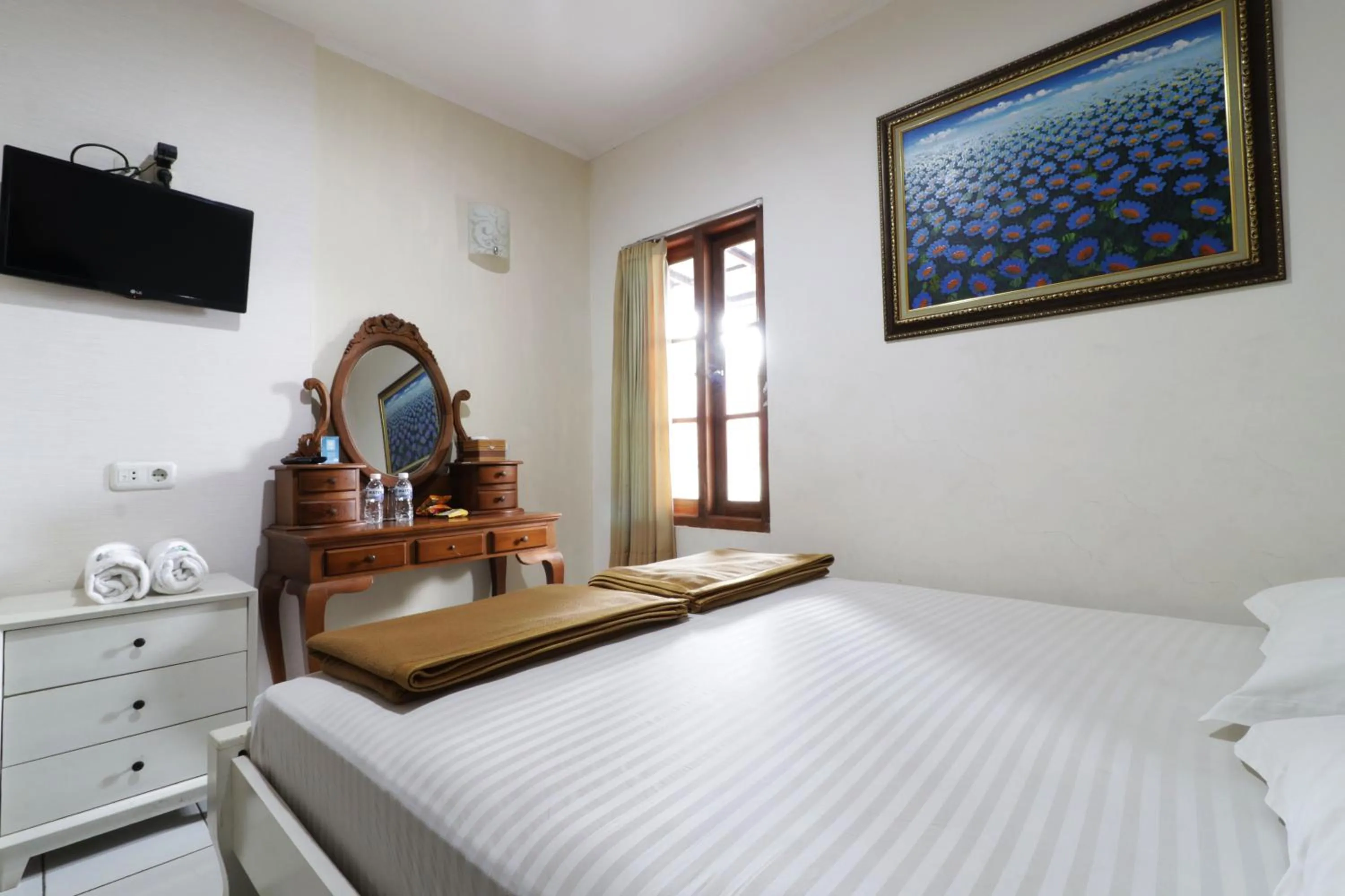 TV and multimedia, Bed in Jayagiri Guesthouse By Belgareti