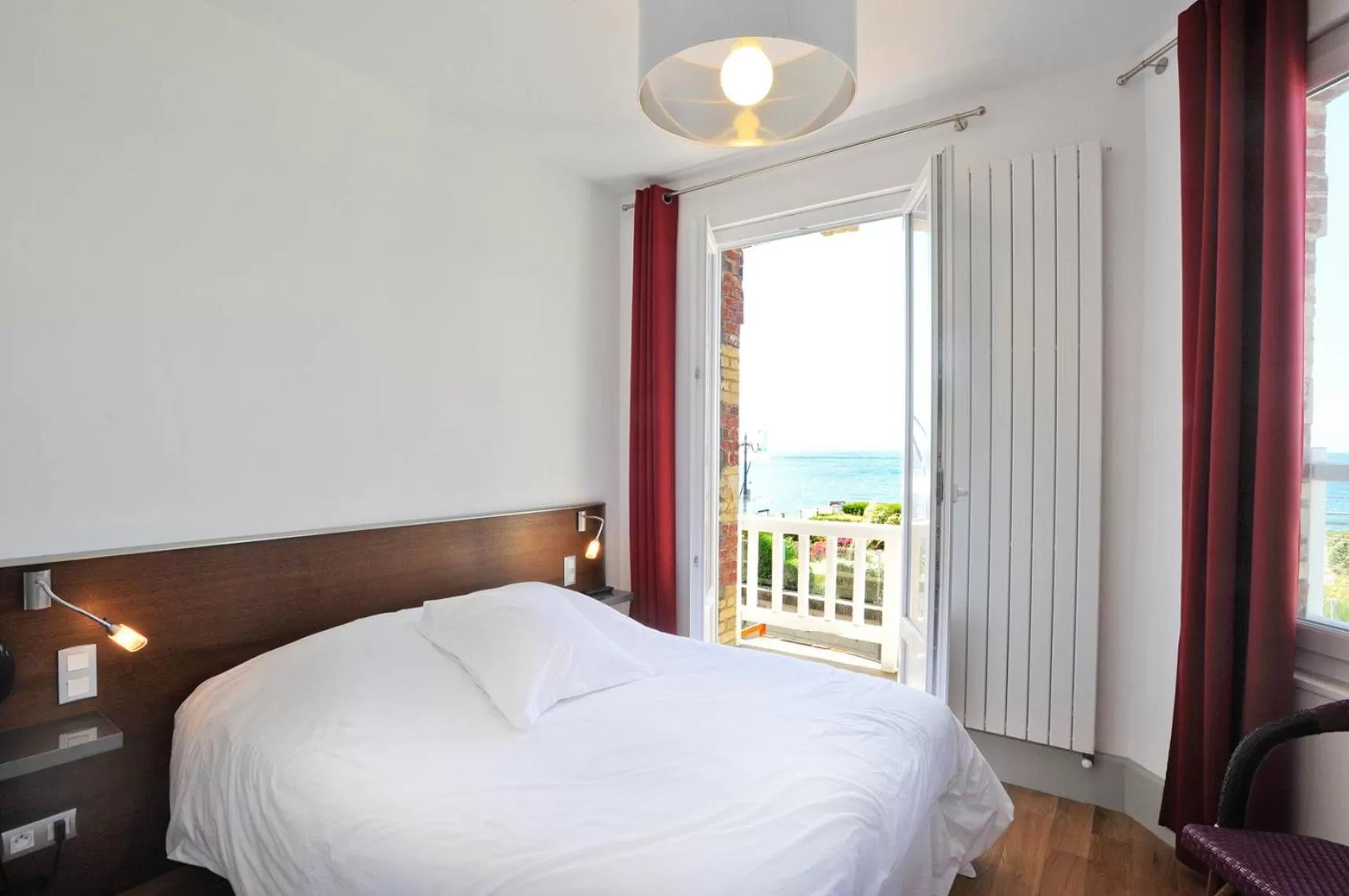 Double Room with Bath and Sea View in Hotel Le Rayon Vert