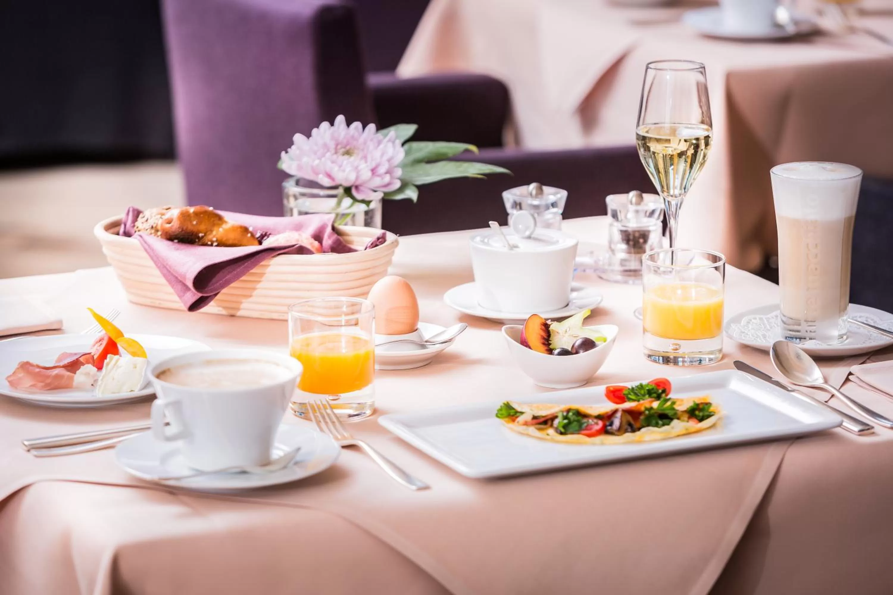 Restaurant/places to eat in Hotel Exquisit