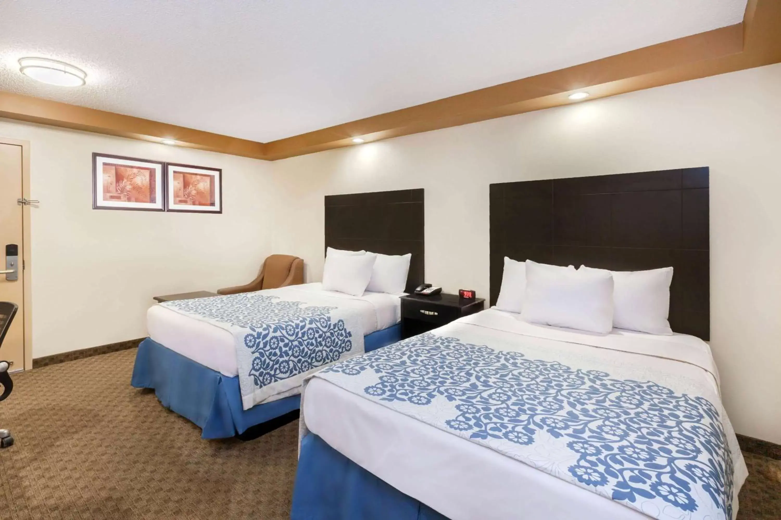 Photo of the whole room, Bed in Days Inn by Wyndham Iselin / Woodbridge