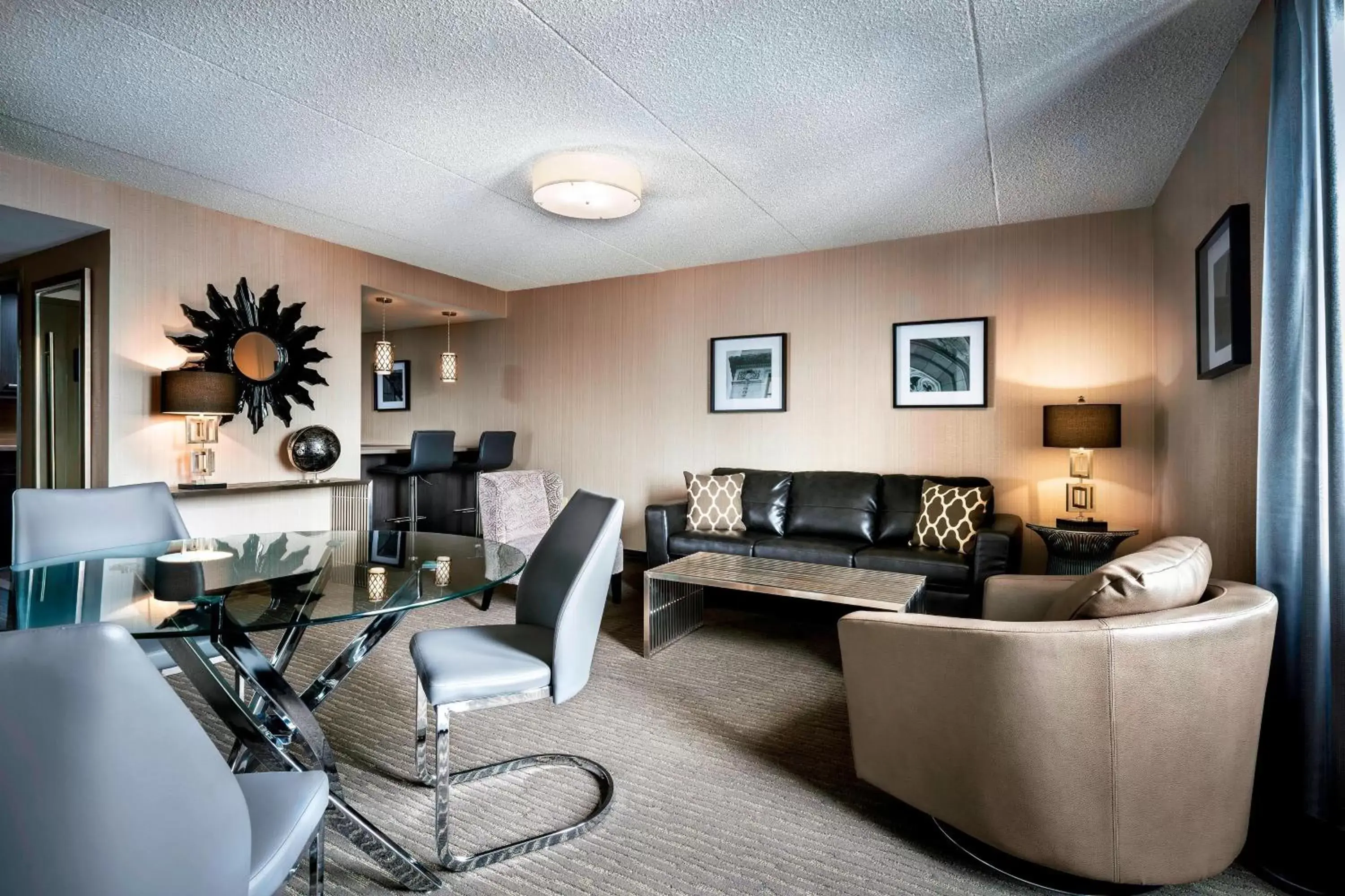 Bedroom, Seating Area in Sheraton Hamilton Hotel