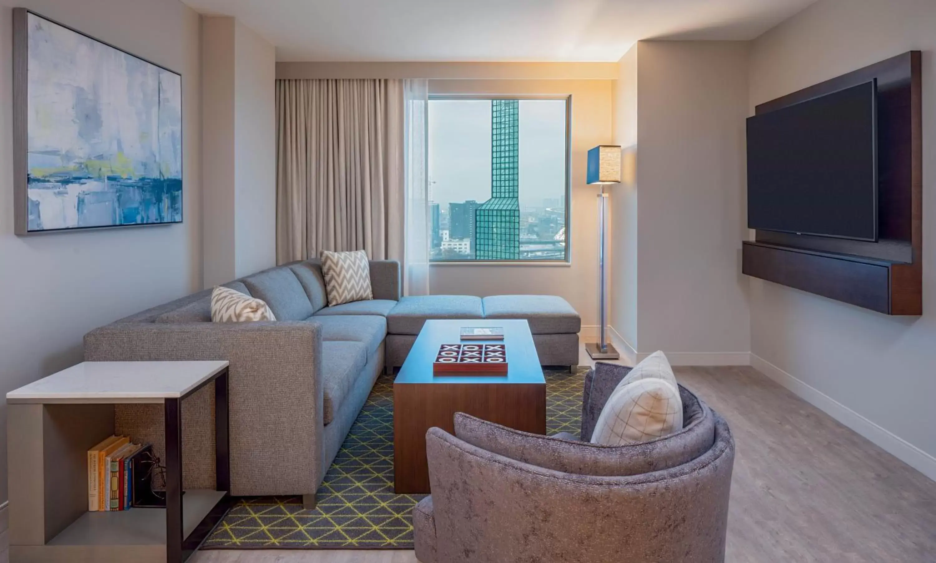 Living room, TV/Entertainment Center in Hyatt Regency Portland at the Oregon Convention Center