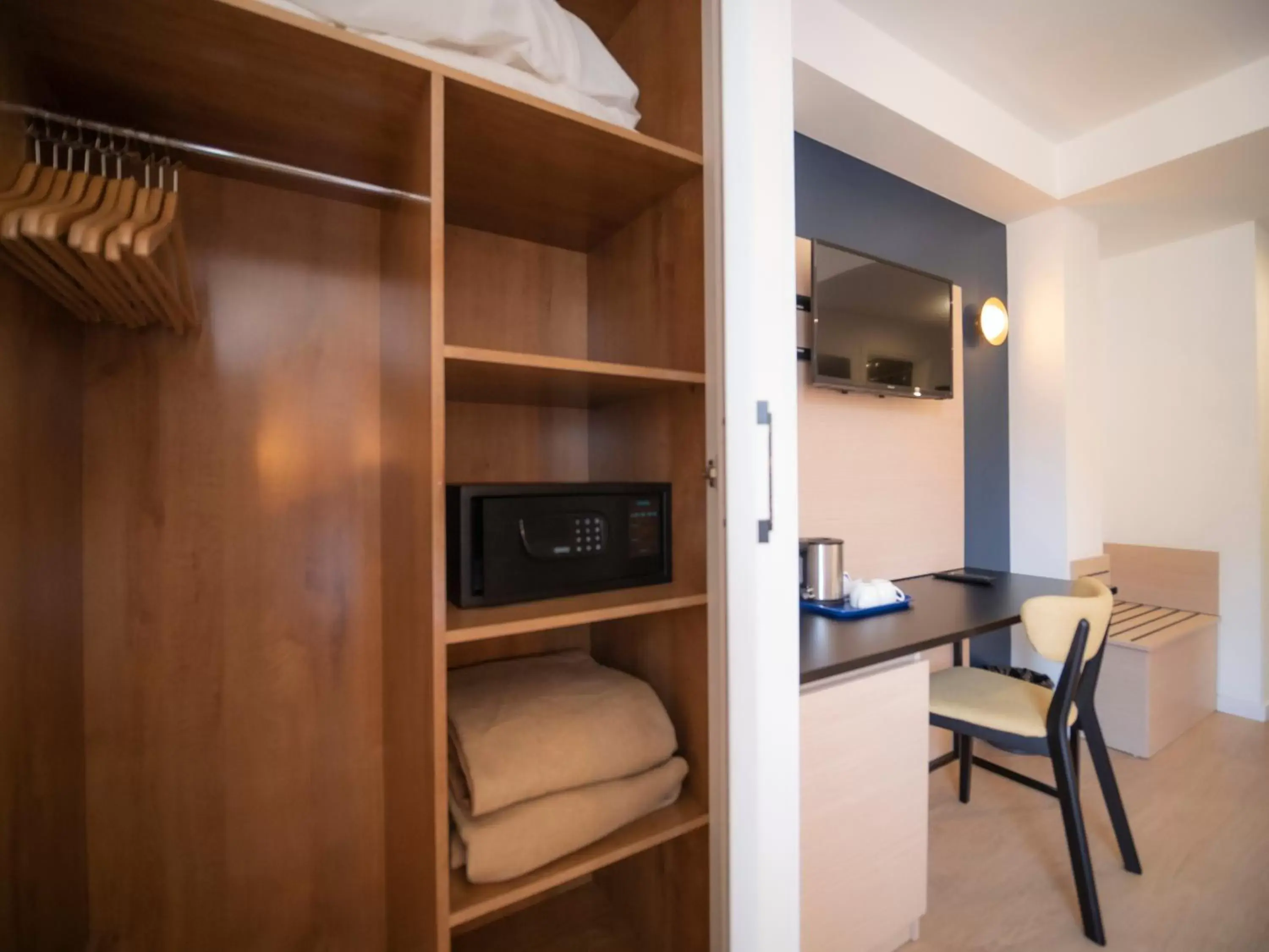 wardrobe, TV/Entertainment Center in Hotel Roc Meler