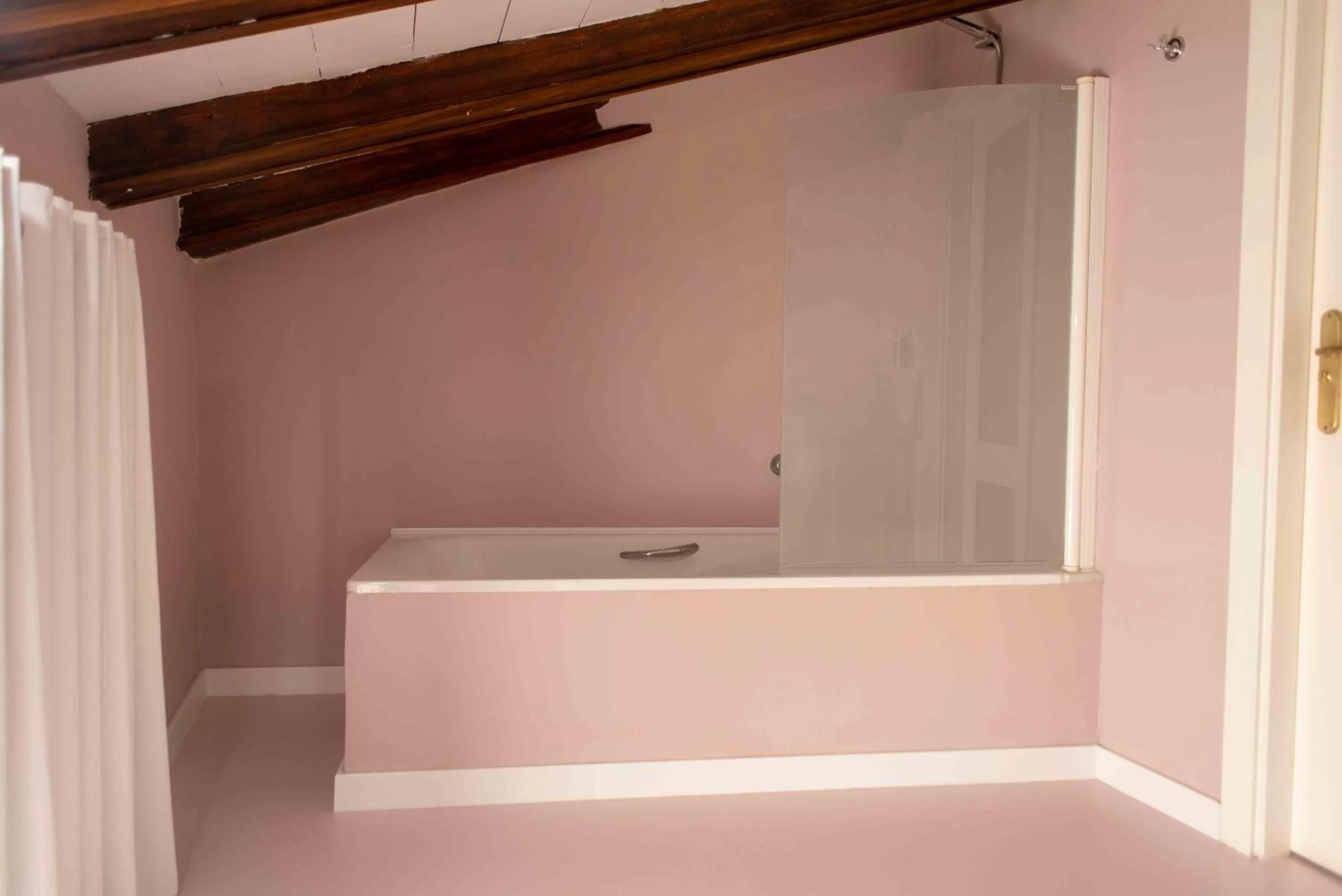 Bath in Hotel Almunia