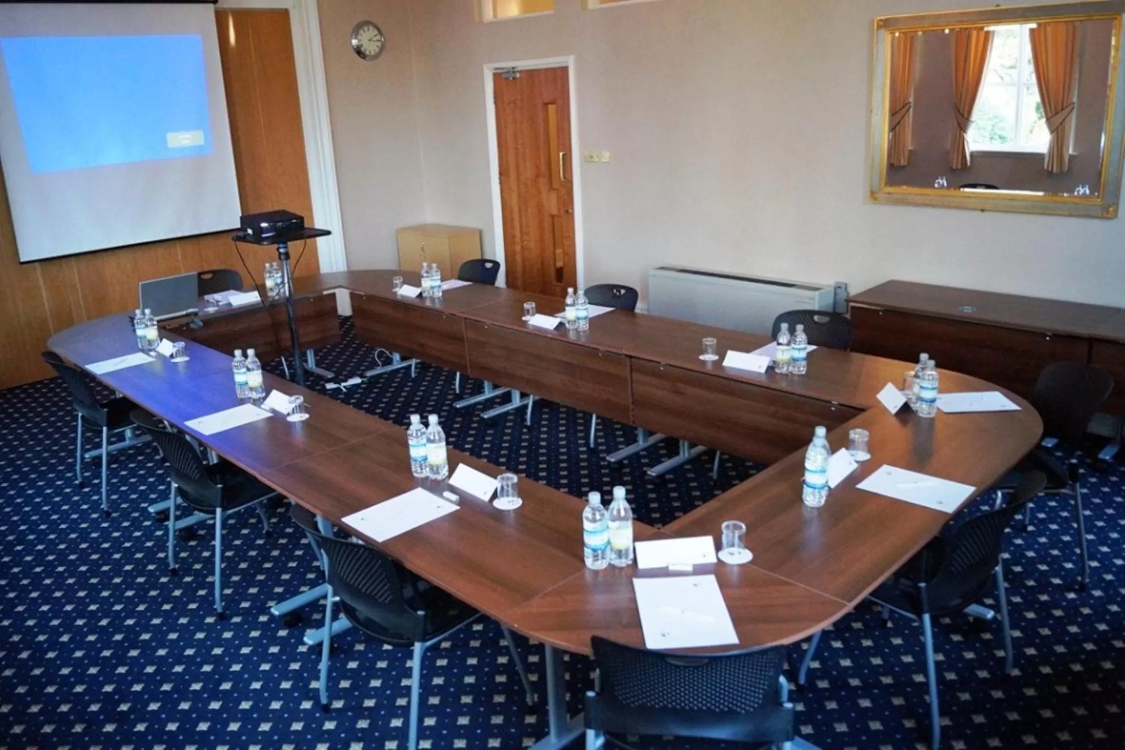 Business facilities in Hillscourt
