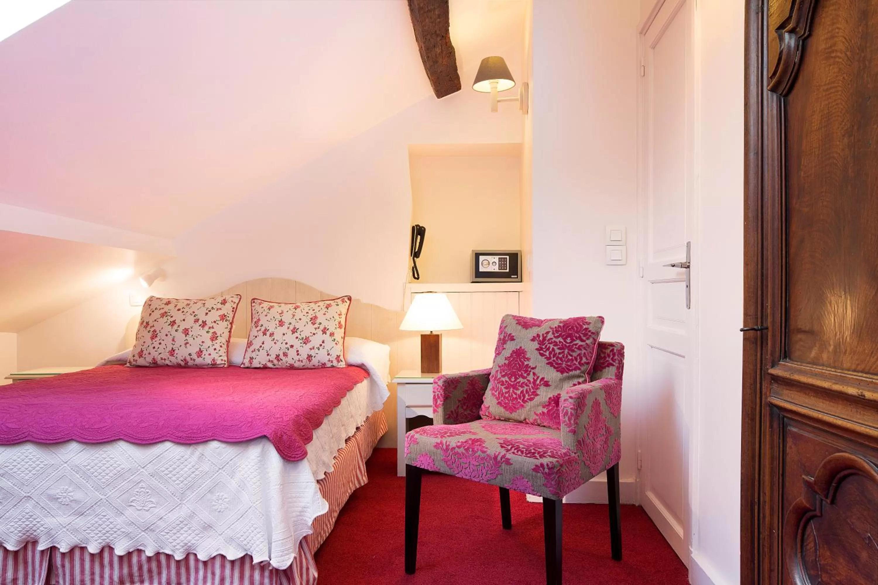 Bed in Hôtel du Cygne Paris