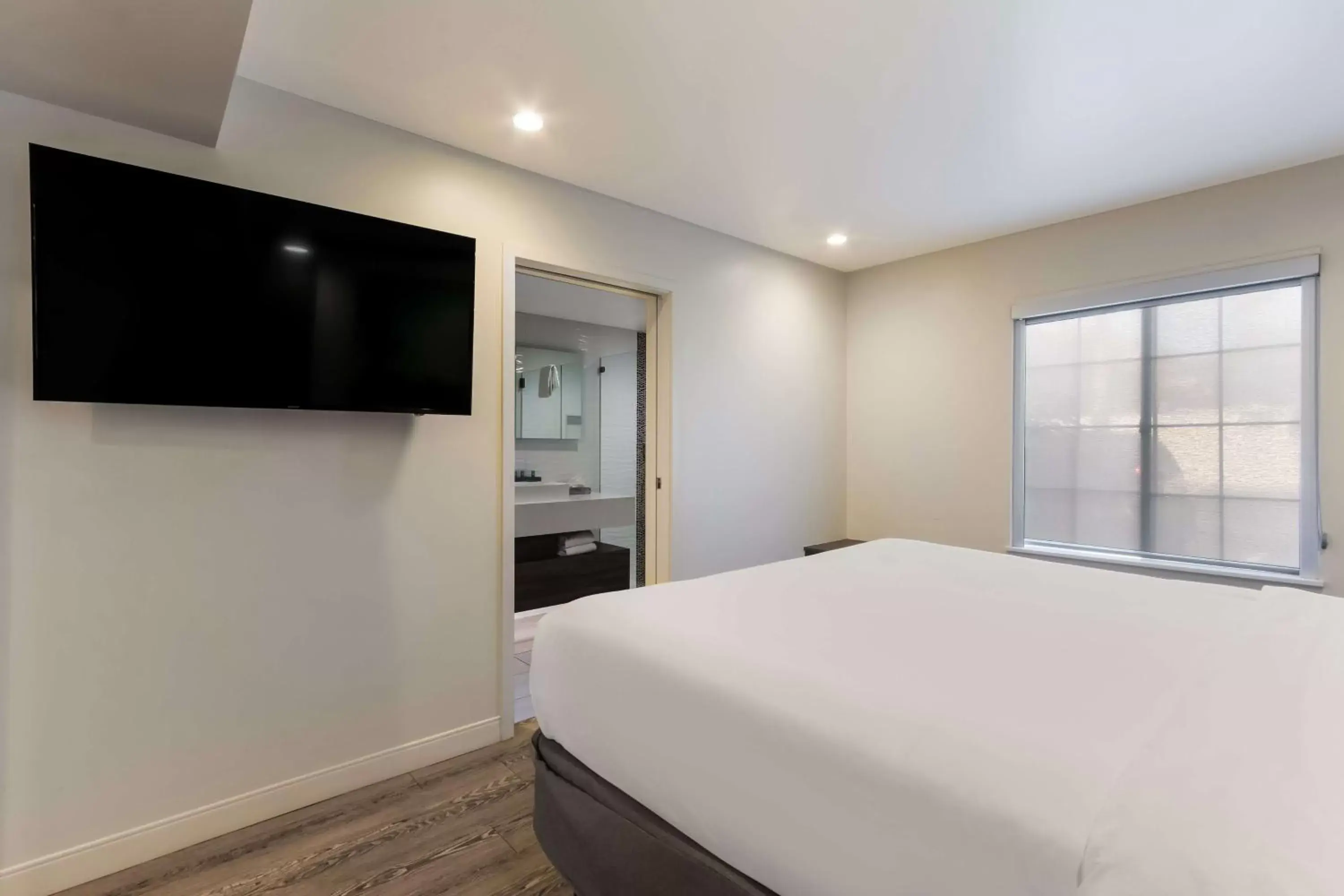 Photo of the whole room, Bed in SureStay Plus Hotel by Best Western Tempe University