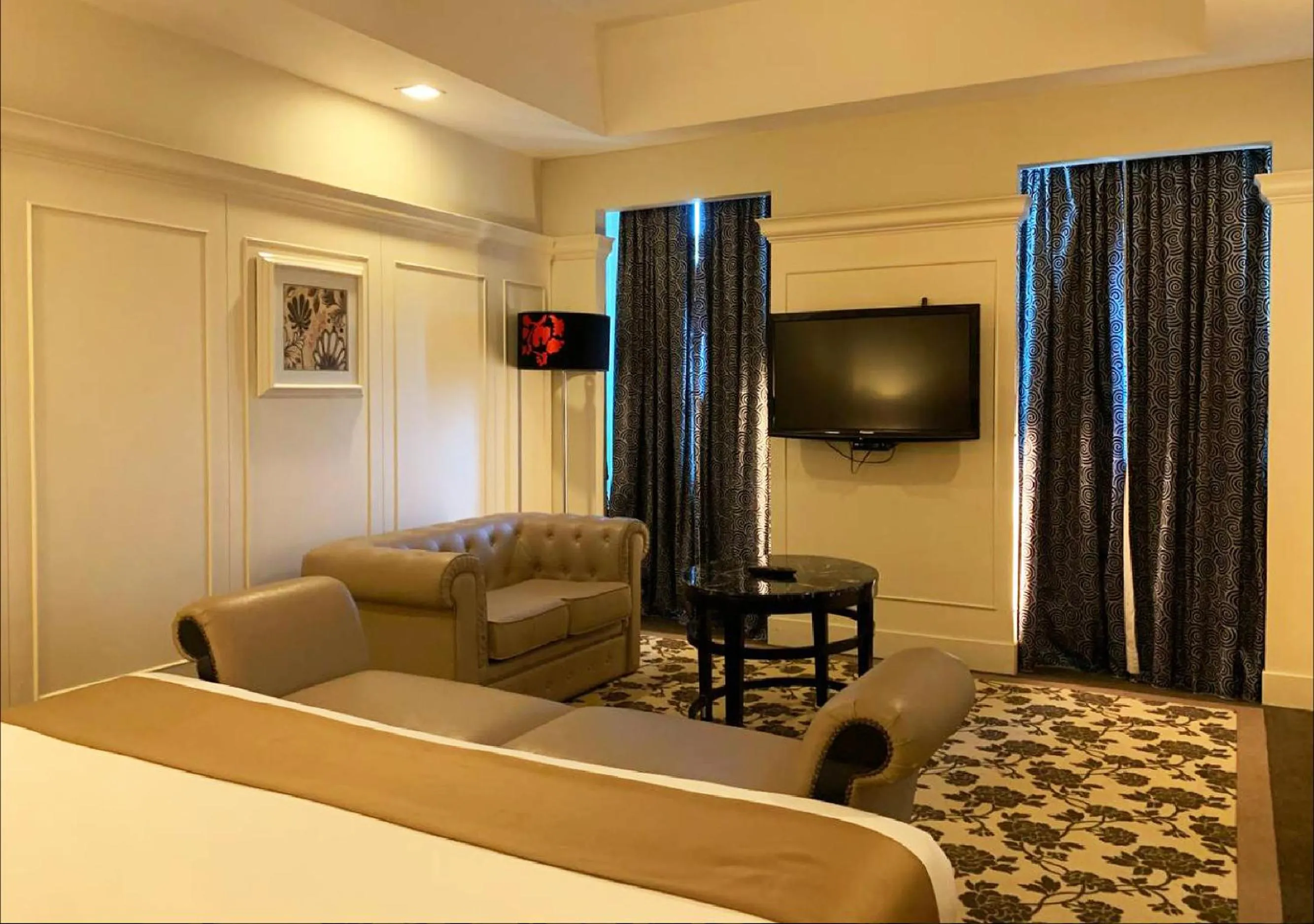 TV and multimedia, Bed in Crown Garden Hotel