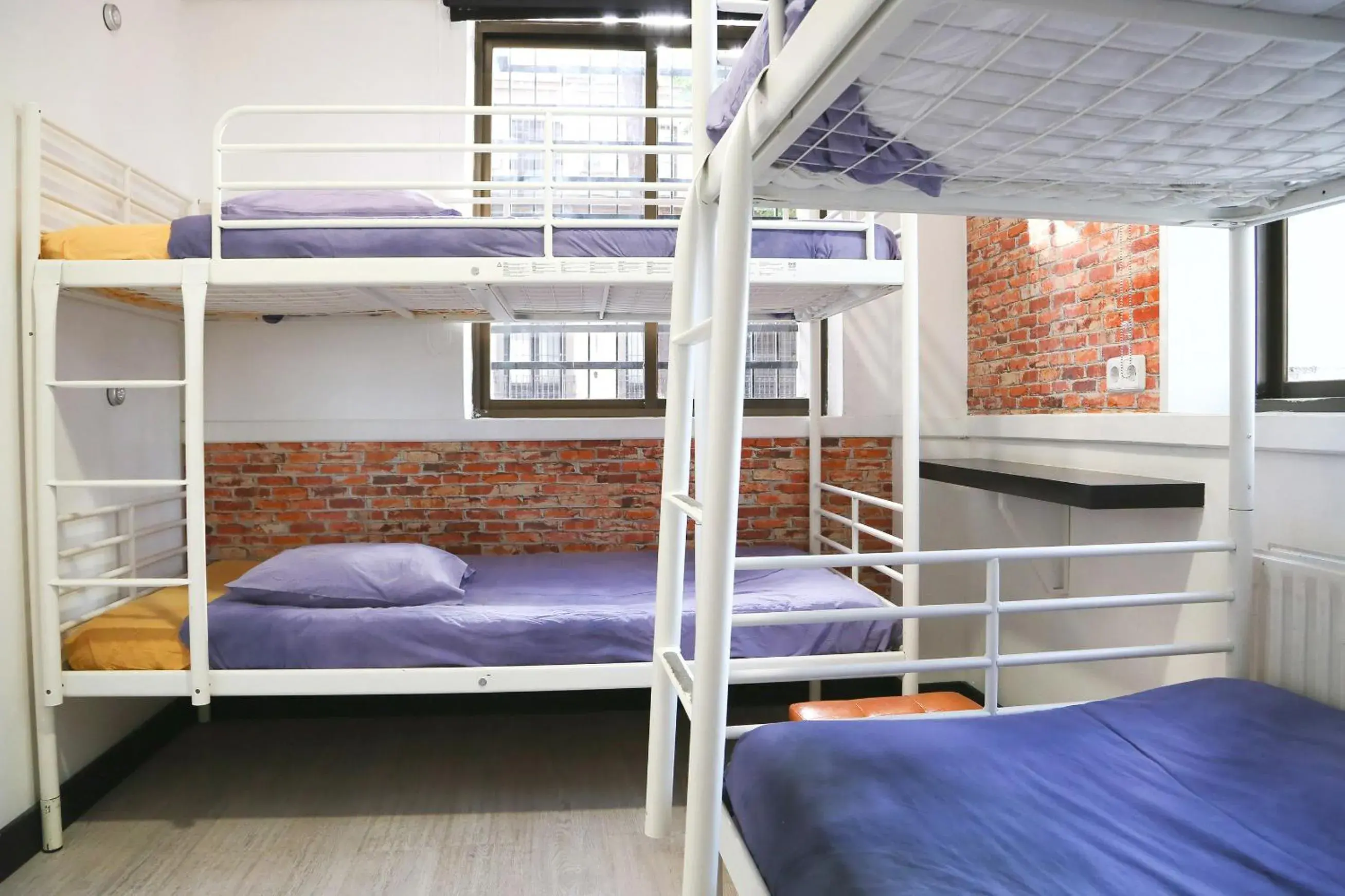 Photo of the whole room, Bunk Bed in Hostels Meetingpoint
