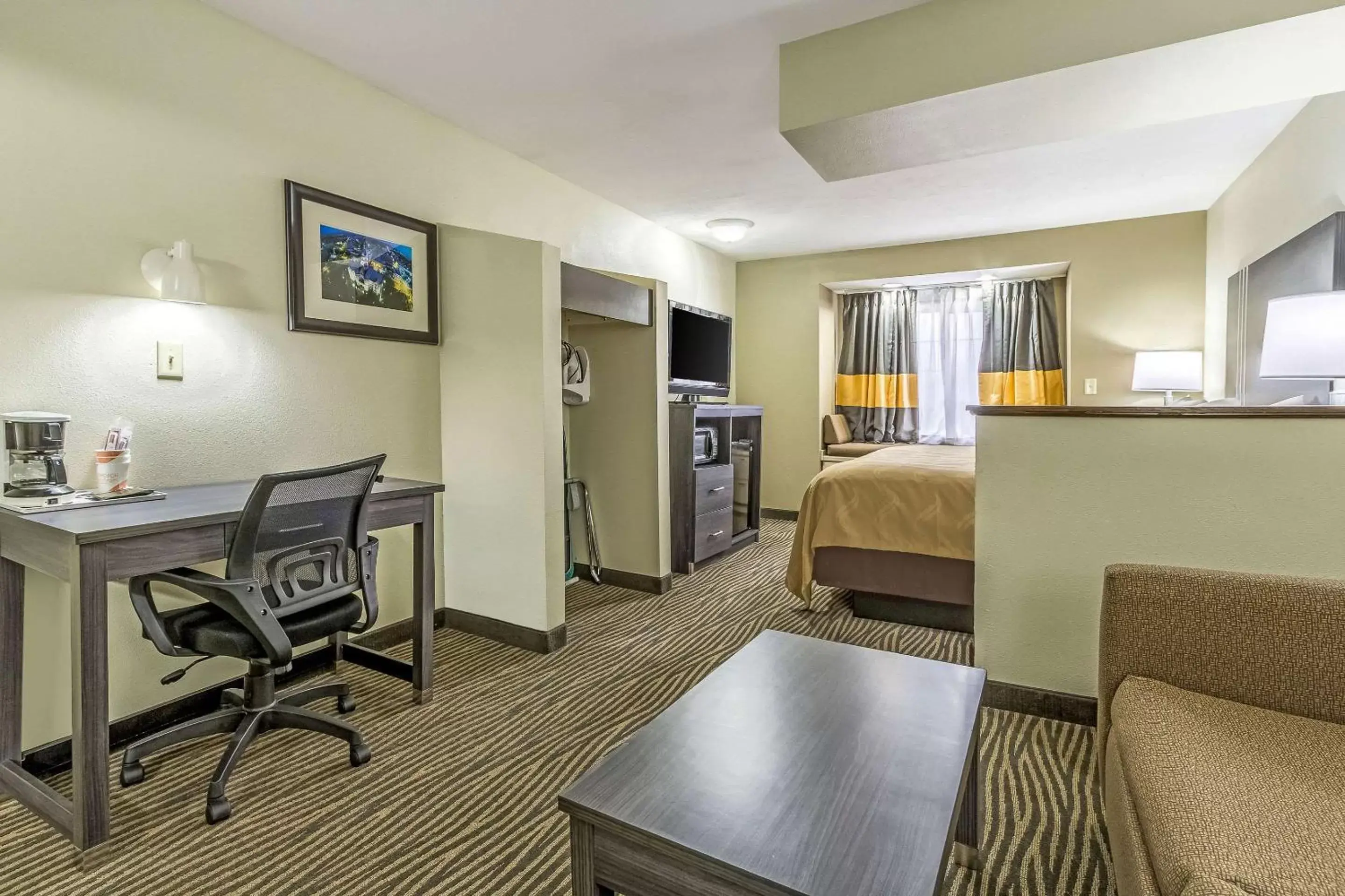 Photo of the whole room, Seating Area in Quality Inn & Suites North Lima - Boardman