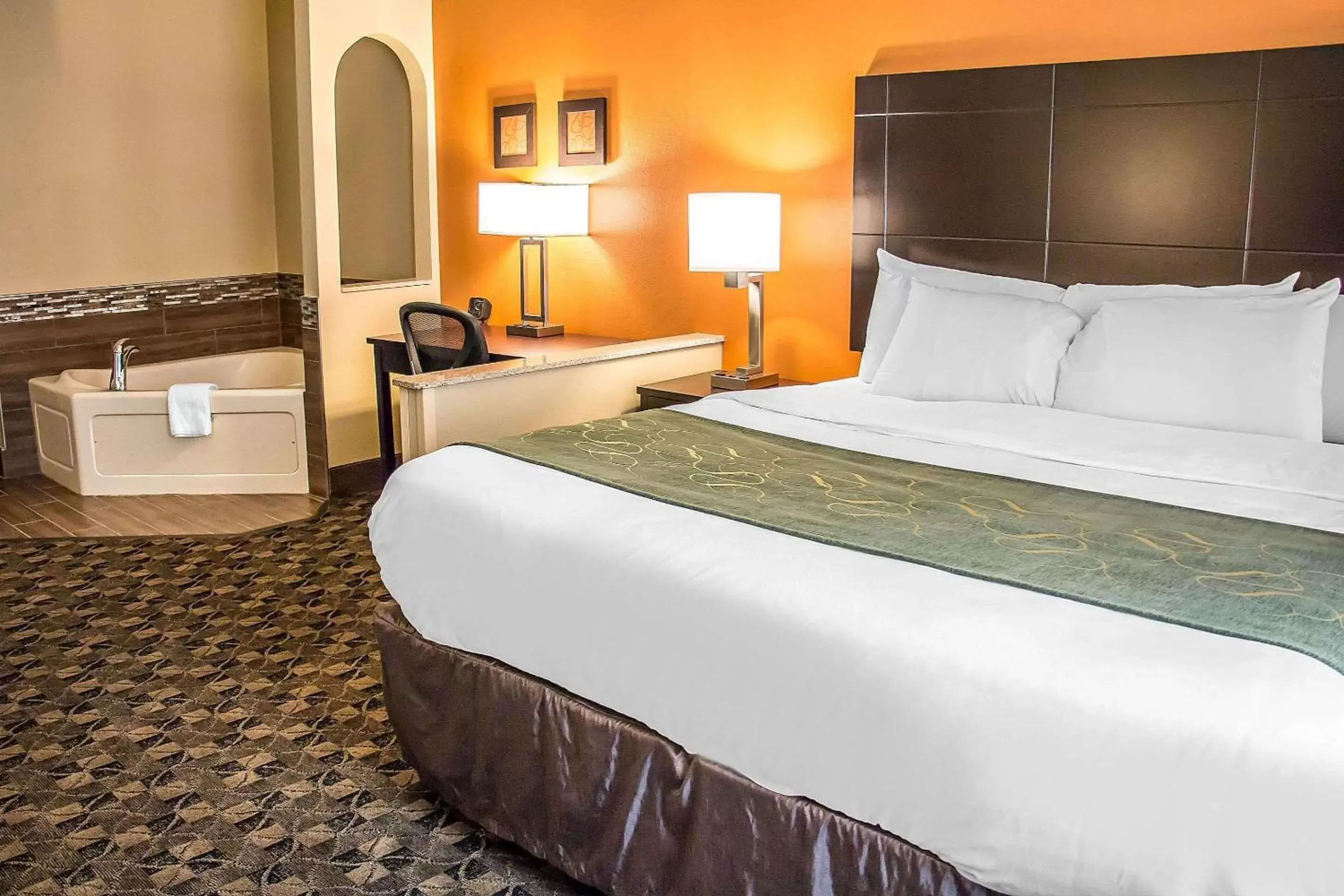 Bedroom, Bed in Comfort Suites Bluffton-Hilton Head Island