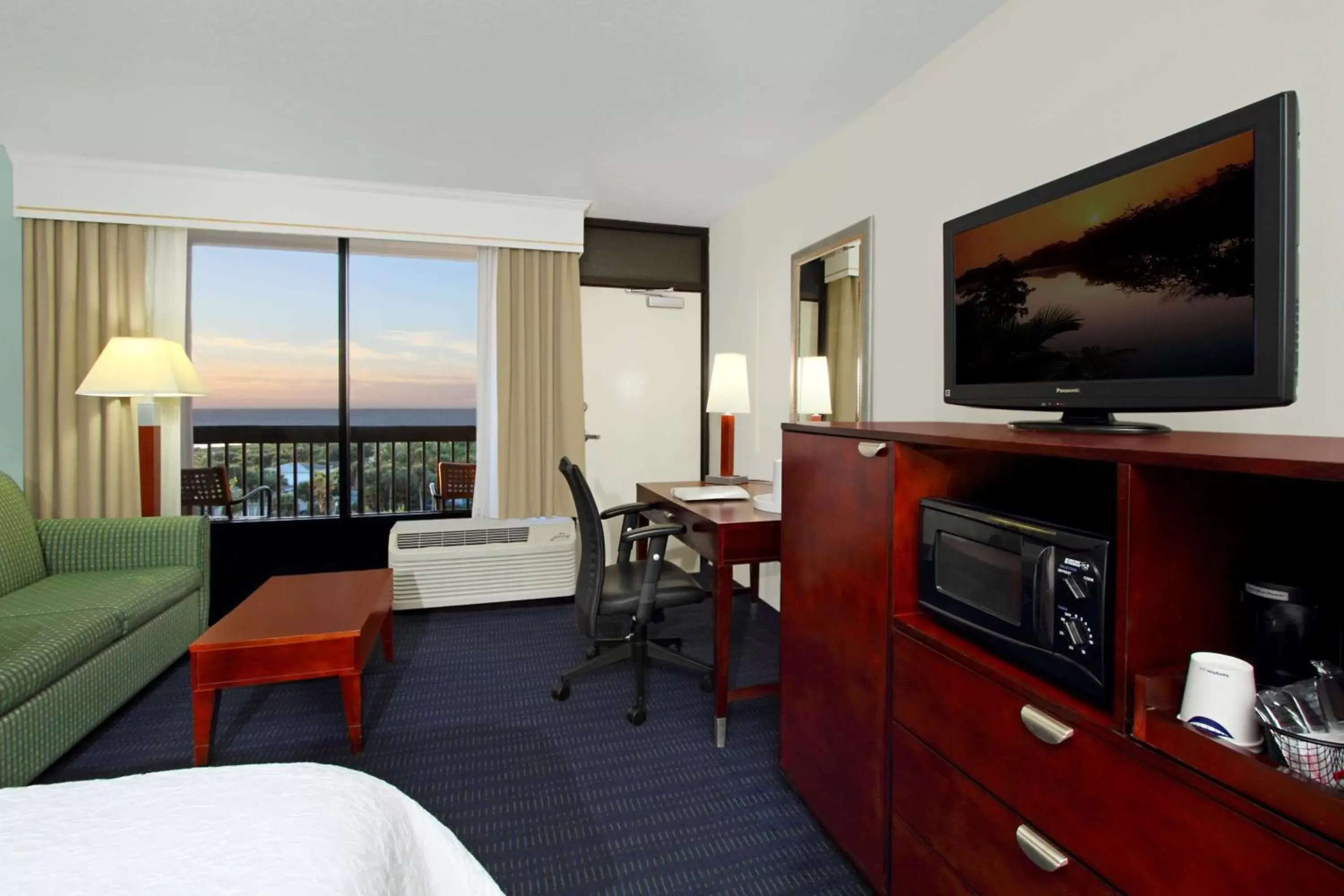 Bed, TV/Entertainment Center in Hampton Inn Cocoa Beach