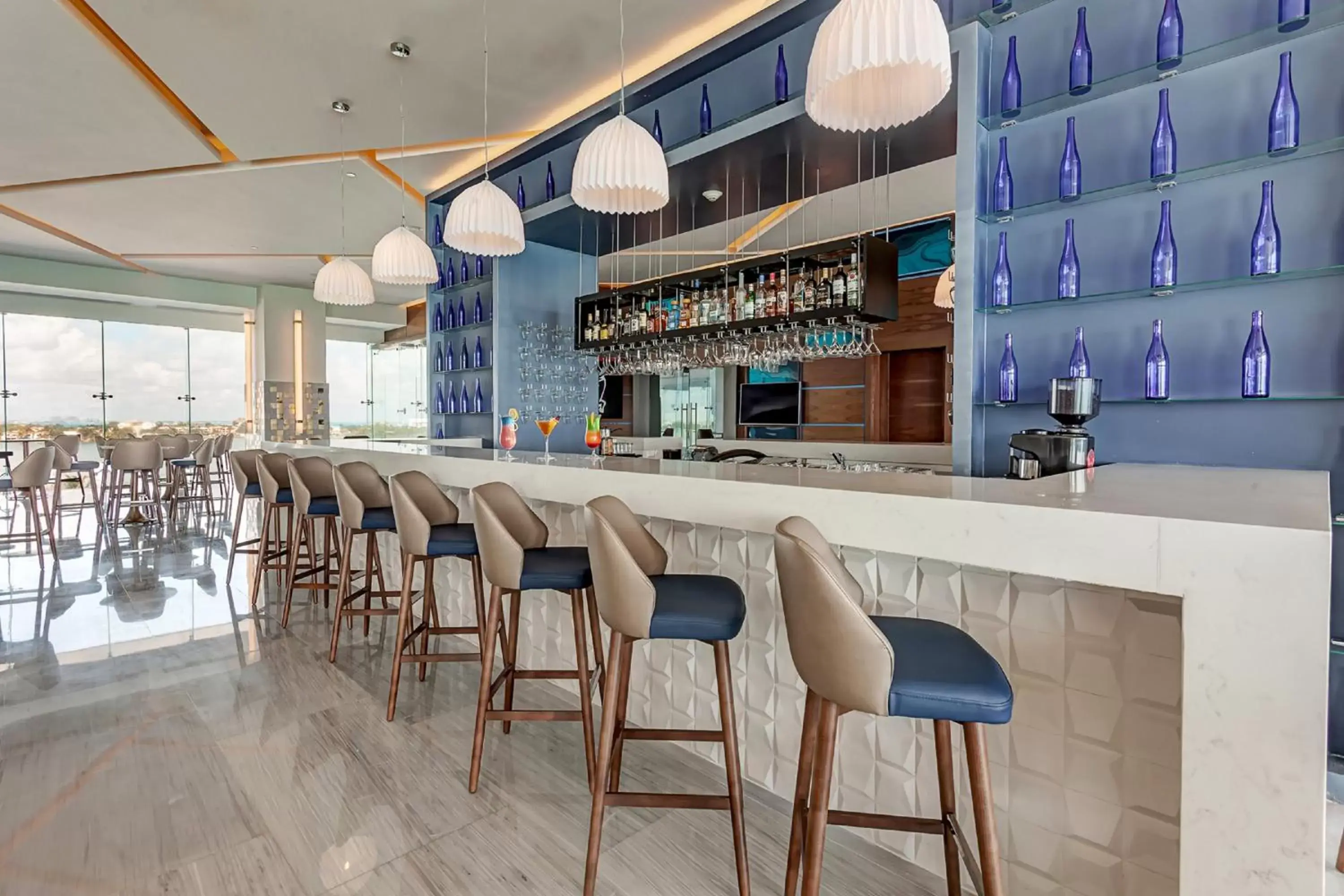 Lounge or bar, Lounge/Bar in Royalton CHIC Cancun, An Autograph Collection All-Inclusive Resort - Adults Only