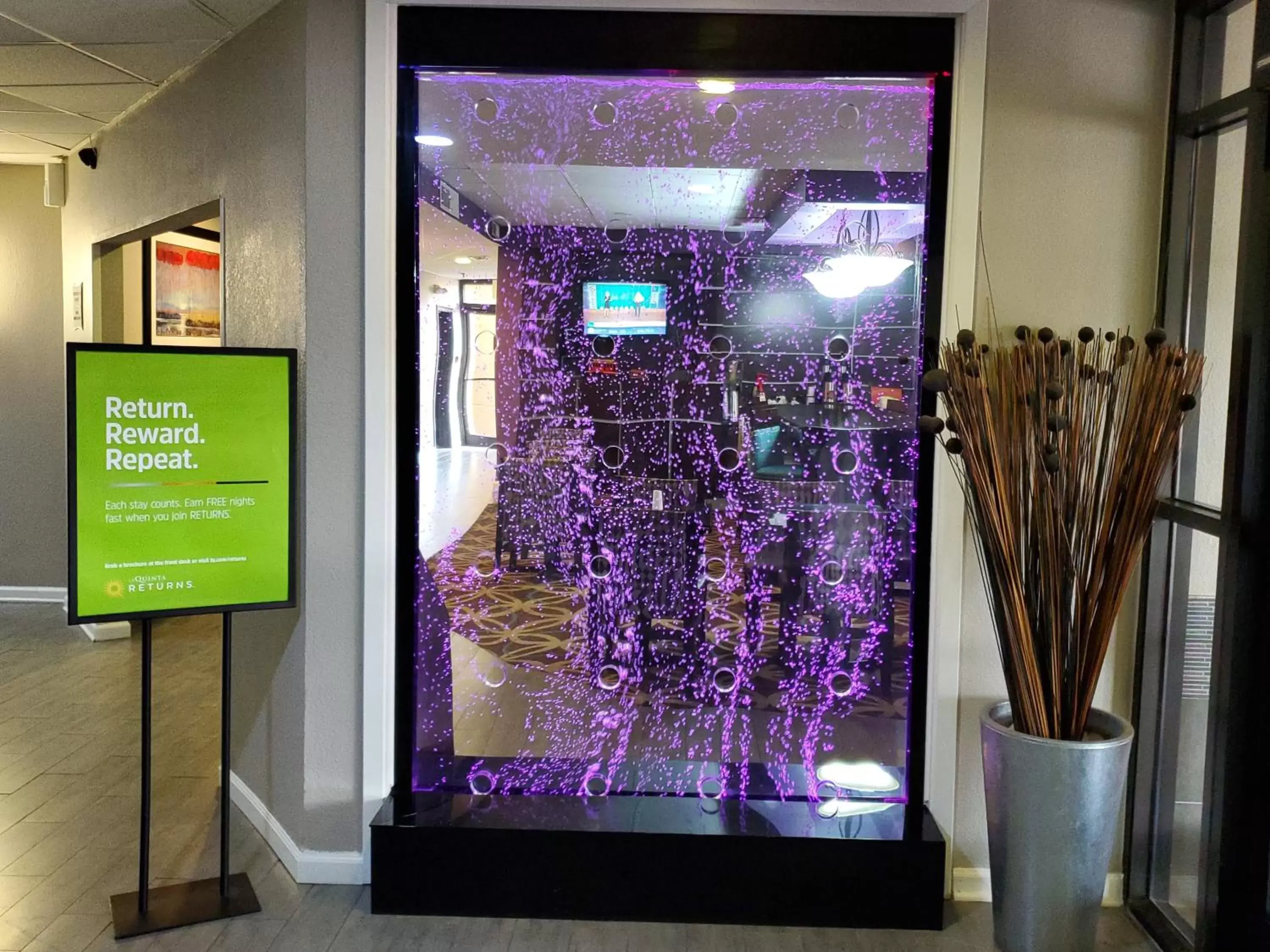 Lobby or reception in La Quinta by Wyndham Memphis Airport Graceland Lobby or reception in La Quinta by Wyndham Memphis Airport Graceland